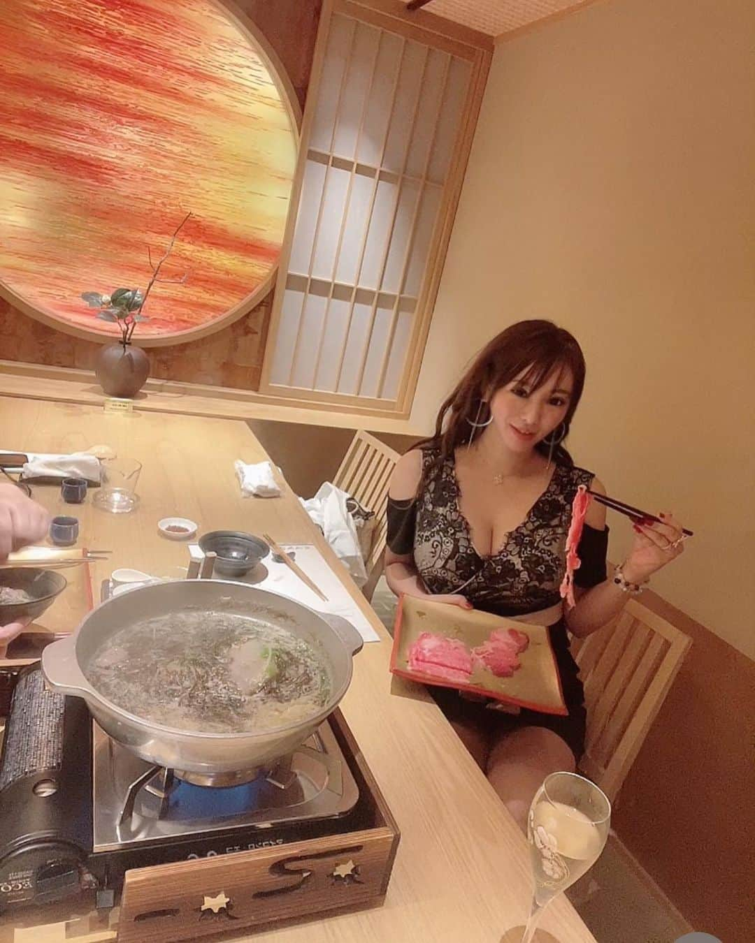 えりぞうのインスタグラム：「神戸牛を贅沢に楽しめるお店。 コリドーにあるおもきに先日伺い めちゃくちゃ美味しかったので 今回はおもき離れへ伺いました。  @omokihanare  お店は銀座シックスの隣のビル 趣のあるエントランス。店内は全室個室です。 靴を脱いで、個室に案内されます。 掘りごたつ式のテーブル。 広々とした空間でとても綺麗。 高級感が漂います。 接待、会食、デートにぴったり。  全て神戸牛の贅沢肉会席の”けやきコース 17800円。  〇最初は出汁スープ、 　もちろん牛ダシ、旨みしっかり、  〇前菜、 　煮凝り、肉寿司、塩辛、 　塩辛は初めて、マグロの酒盗とからめてあるらしい、 　　なんか熟成生ハムのようなしっとり感で美味しい、  〇もものロースト、 　ネギと醤油麹のつけだれ、 　これがめちゃ旨い、肉の旨味引き出しまくり、  〇旬の鮮魚お造り 　マグロ、タコ、ホタテ、シマアジ 　お肉の合間に淡白系の刺身でほっと、、  〇タルタル生めんちかつ仕立て＆キャビア添え、 　こんな食べ方あるんだー、驚き！ 　生パン粉とタルタル、卵黄、松の実、 　その上にキャビア、 　ほどよく混ぜて、、未体験の味と食感、  〇季節の茶わん蒸し、 　生湯葉、じゅんさいに出たての松茸、贅沢！ 　松茸は身もたっぷり、やっぱ美味しいなー、 　ダシのでた出汁が超旨い、、  〇フィレカツ海苔巻き、 　サクサク食感のフィレ、錦糸卵、 　バルサミコと赤酢のソースがつないで、 　こんな海苔巻き、もちろん初体験、 　海苔と不思議と超合う、  〇霜降り焼きすき、 　サーロイン、 　店員さんがテーブルでバーナーで炙ります、 　半レア、割下卵黄へ、割下もすごいいー感じ、 　当然、激うま！  〇しゃぶしゃぶ、 　今日のメイン！こちらも個性たっぷり、 　お肉はフィレと霜降り、結構たっぷり、 　スープは神戸牛出汁、 　お野菜はたっぷりネギ、水菜、 　それに沖縄もずく！ 　塩が４種類あって、 　ワサビ・トマト・トリュフ・ゆず、  　霜降りと野菜を数回しゃぶしゃぶ 　お肉あったまったくらいで塩変えながら、  　意外に沖縄もずくがいー仕事、 　イー感じに出汁と肉をつないでくれる、  　フィレのしゃぶしゃぶは初めて、 　こんな美味かったのね、大ファンになりました、  おなかパンパンで〆のそばは断念、、 今日は初体験づくし、大満足でした、 スタッフの対応も丁寧で 特別な日のディナーや接待、会食 デートにオススメです。  ごちそうさまでした！ #おもき離れ#おもき  #銀座#新橋#有楽町#松阪牛#肉#しゃぶしゃぶ#すき焼き#食べログ#東京グルメ#銀座グルメ#銀座ディナー#女子会#会席#接待 #銀座デート#飯テロ#食べログ高評価 #銀座和食#銀座すき焼き#銀座コリドー街   #食べスタ #食べスタグラマー #飯テロリズム #グルメ旅行 #おいしいはしあわせだ #グルメ友達募集 #美食家クラブ」