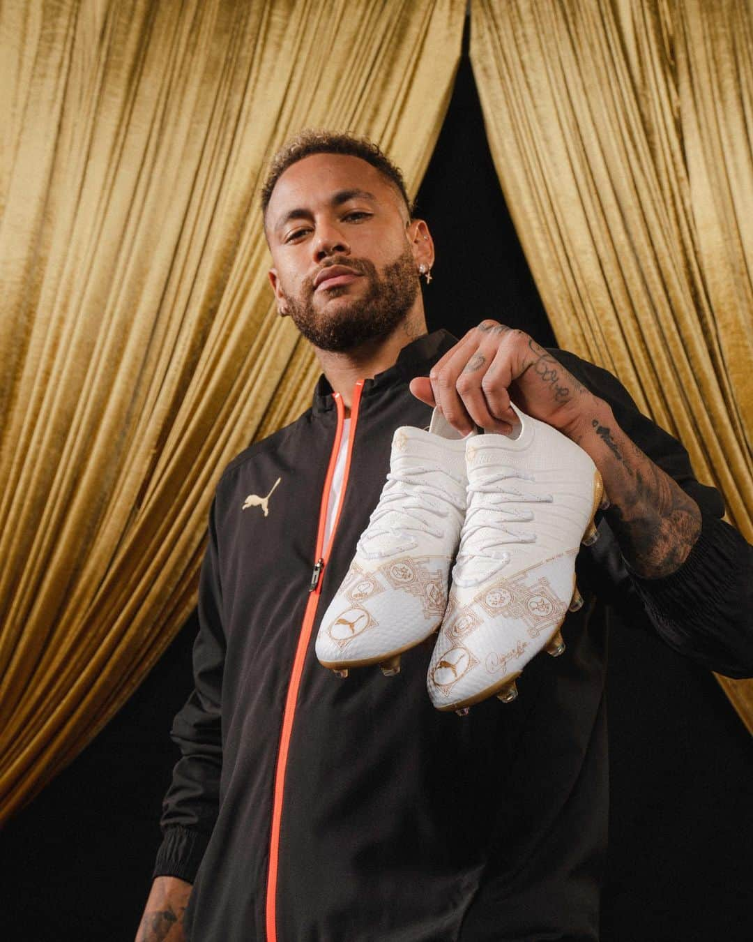 ネイマールのインスタグラム：「This is for you ❤ I give away one of the 78 @pumafootball FUTURE to my fans. You were there to support me on my journey to reach 78 goals for my country 🇧🇷 You need to: - Like the post - Follow @neymarjr and @pumafootball - Share the post in your story The winner will be announced on Sep 22nd via DM. Boa sorte ! . Isso é para você ❤ Eu vou entregar uma das 78 @pumafootball FUTURE para meus fãs. Você sempre esteve lá para me apoiar em minha jornada para alcançar 78 gols pelo meu país 🇧🇷 Você precisa: - Curtir o post - Seguir @neymarjr e @pumafootball - Compartilhar o post em seu story O vencedor será anunciado no dia 22 de setembro via DM. Boa sorte !」