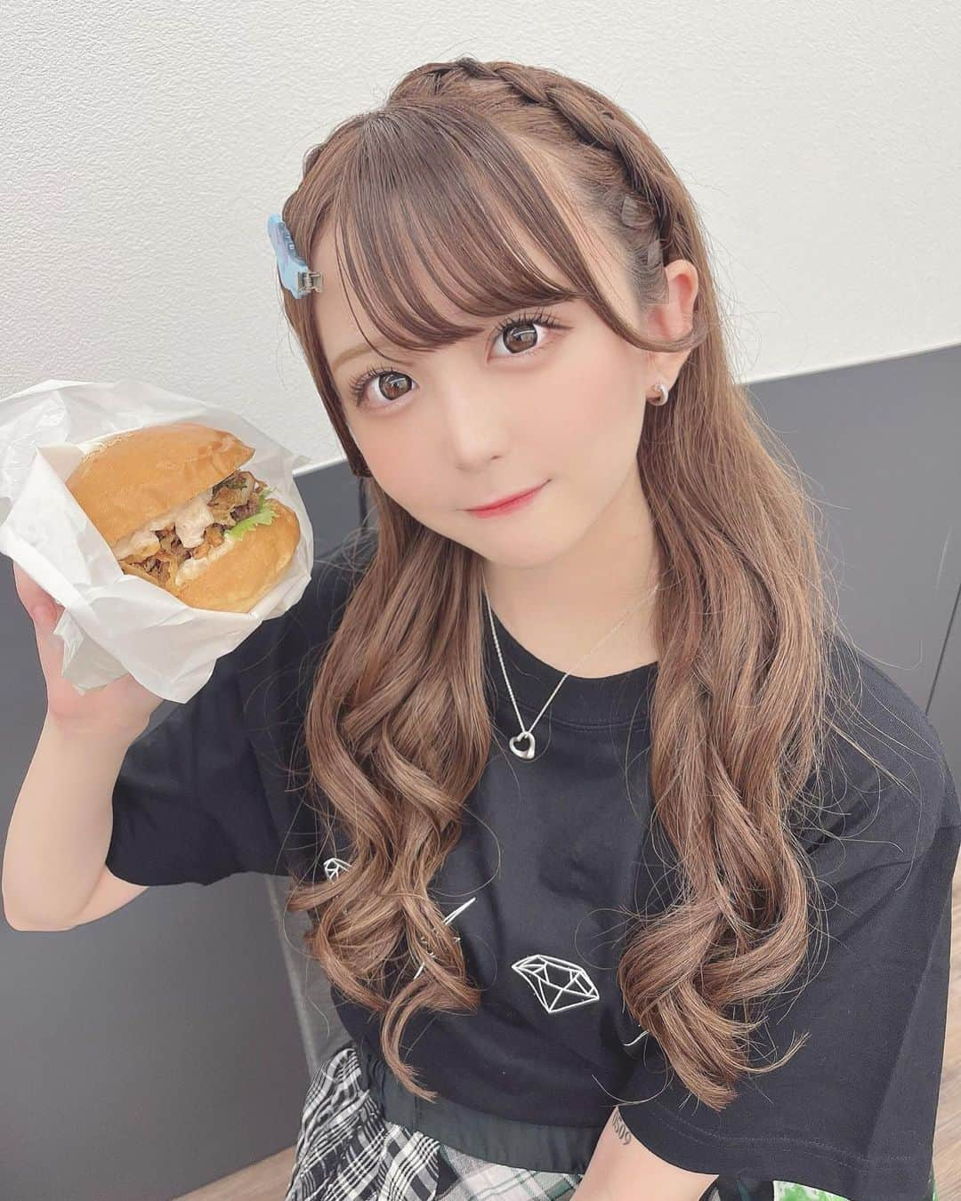 有栖ななのインスタグラム：「. ワンマンの日に差し入れで頂いた ハンバーガー美味しすぎた……🥺！  ㅤㅤㅤㅤㅤㅤㅤㅤㅤㅤㅤㅤㅤ ㅤㅤㅤㅤㅤㅤㅤㅤㅤㅤㅤㅤㅤ ㅤㅤㅤㅤㅤㅤㅤㅤㅤㅤㅤㅤㅤ 今回もワンマン前に  @chibachaan に髪の毛綺麗にしてもらったよ〜  エクステも色も全部が天才的に良すぎて この日みんなにいっぱいビジュ褒められてるんるんだった ーー ワンマンも見に来てくれて  お花まで送ってくださって、、т  т！ いつもありがとうございます🥲💞 ㅤㅤㅤㅤㅤㅤㅤㅤㅤㅤㅤㅤㅤ ㅤㅤㅤㅤㅤㅤㅤㅤㅤㅤㅤㅤㅤ ㅤㅤㅤㅤㅤㅤㅤㅤㅤㅤㅤㅤㅤ ㅤㅤㅤㅤㅤㅤㅤㅤㅤㅤㅤㅤㅤ #ロングヘア #ロングヘアアレンジ #編み込み #編み込みアレンジ #編み込みヘア #ヘアアレンジ #ヘアスタイル #アイドル #アイドルヘア #地下アイドル #アイドル前髪 #茶髪 #茶髪ロング #巻き髪 #巻き髪アレンジ #巻き髪ロング #ライブ #ライブヘア #ライブヘアセット #自撮り #自撮り界隈 #自撮り女子」