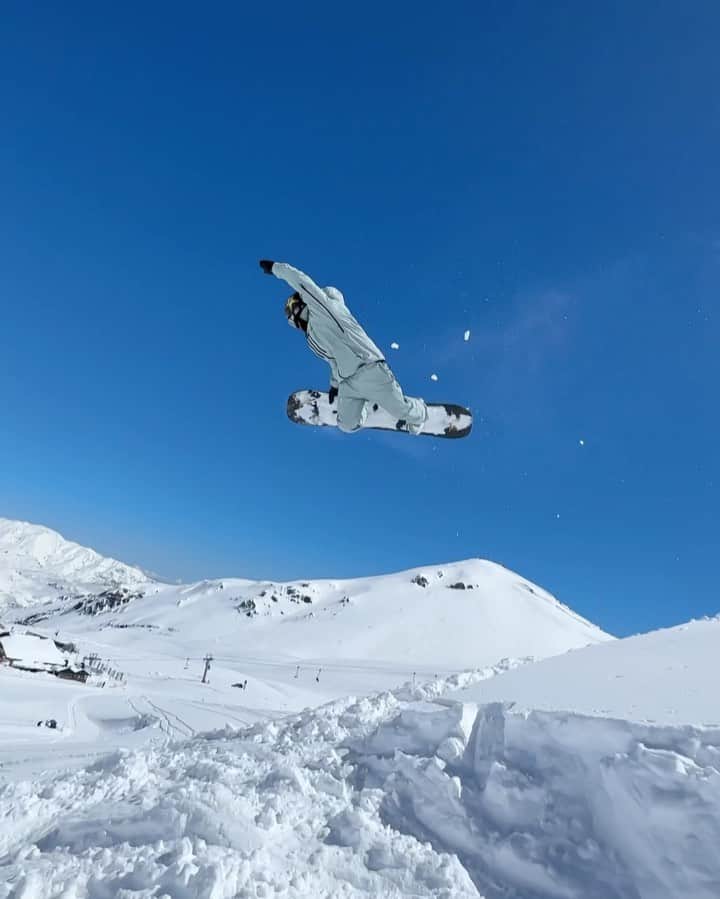 アナログクロージングのインスタグラム：「Winter has arrived … If you’re in the Southern Hemisphere ❄️   #BurtonTeam riders, @mikeyciccarelli and @marksollors, searched for snow and found it in Chile. Swipe for all the action ➡️  🎥 @marcos_r_miranda  #Burton  #Snowboarding」