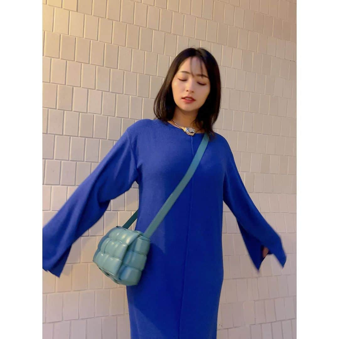 水崎綾女さんのインスタグラム写真 - (水崎綾女Instagram)「Blueの綺麗なワンピース。 着心地が神！！！ 秋服が続々と登場…お楽しみに♡  @akte_official   #akte #アクテ #fashion  #ootd #photography  #Blue」9月13日 23時31分 - misakiayame