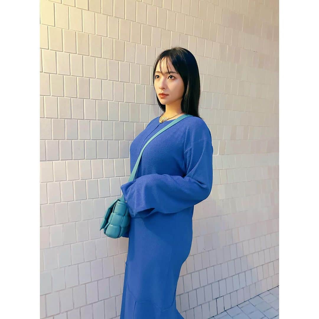 水崎綾女のインスタグラム：「Blueの綺麗なワンピース。 着心地が神！！！ 秋服が続々と登場…お楽しみに♡  @akte_official   #akte #アクテ #fashion  #ootd #photography  #Blue」