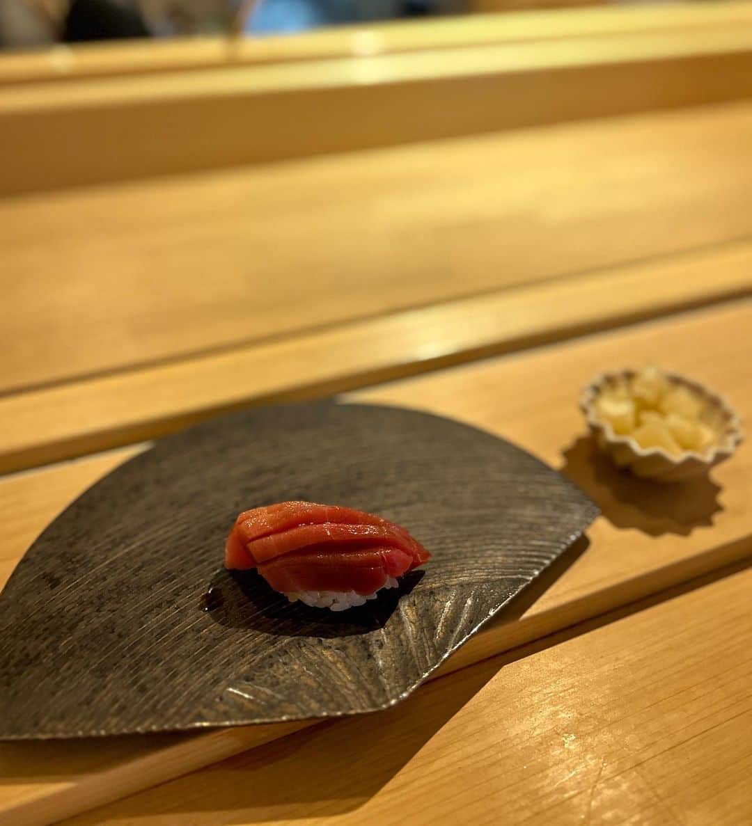 太田理恵のインスタグラム：「豊橋で食べたお寿司💓 新物のいくらもすごく美味しかったし、どれも本当に美味しくてめちゃくちゃ満足🥰  #豊橋ランチ #豊橋グルメ #豊橋駅グルメ #愛知グルメ #出張グルメ #嘉六」