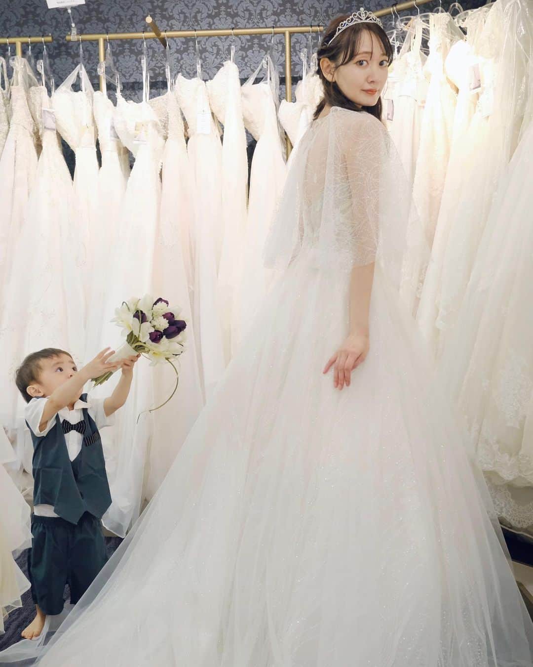 浜田コウのインスタグラム：「この甥っ子のポージング上手すぎてすごい可愛い💐 王子様すぎる🤴💐  #ウェディングドレス#ウェディングドレス試着#weddingdress」