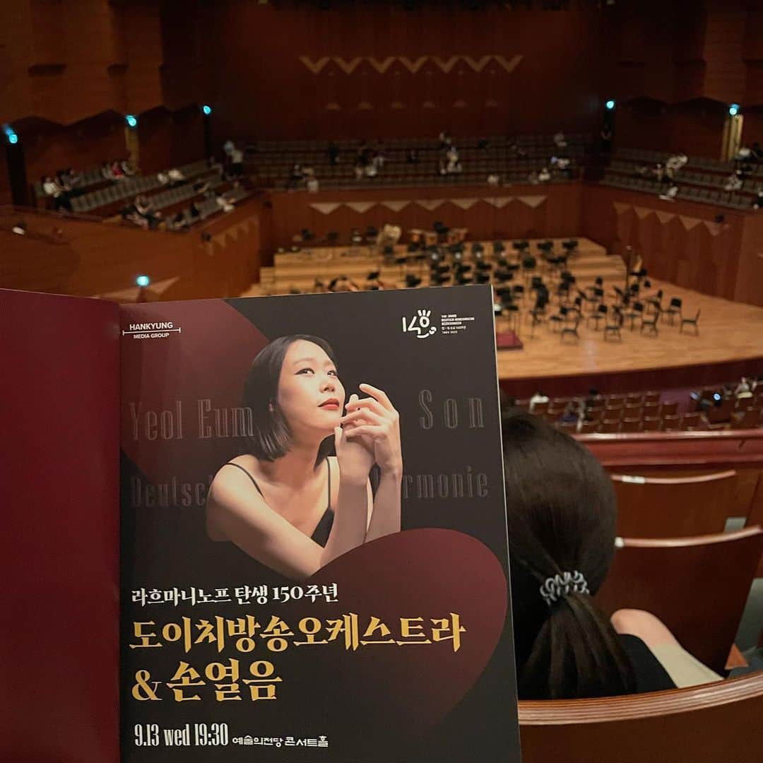 のインスタグラム：「오케스트라의 소리를 뚫고 나오는 손열음 피아니스트의 라흐마니노프 피아노협주곡3번 🎹 그녀의 멋진 테크닉과 퍼포먼스에 반해버린 오늘밤 행복했다💕 #피에타리잉키넨 의 춤을 추게 만드는 지휘도 멋진 얼굴 만큼 황홀하게 빠져들어 시간이 가는줄 모르고🤭 쿨하게 두 번이나 앙코르 연주까지👏 모든게 완벽했던 공연❤️ 당분간은 류이치사카모토의#merrychristmasmrlawrence 이어 라흐마니노프피아노협주곡만 들을 예정😆단순함  #손열음 #pietariinkinen #랑랑 티켓이랑 #조성진 티켓 구해봐야지🥹 광클!!」