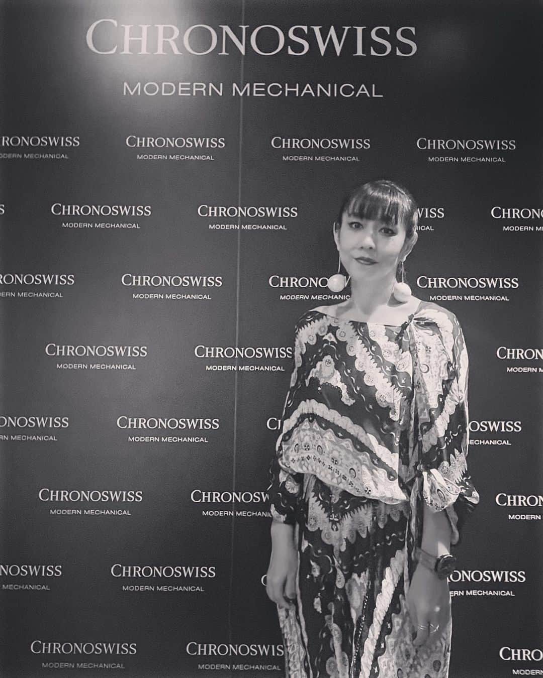 akikoのインスタグラム：「昨年のクリスマスパーティーで もサポートしていただいたCHRONOSWISSの40周年記念イベントへ。サプライズで少し歌わせていただきました。  40周年記念モデルをはじめ、日本限定のモデルも本当に素敵で✨メンズだけど、私もつけたいくらい😍一目惚れしました！ 是非チェックしてみてください！  CEOのオリバーさんにもやっとお会いできて嬉しい限り。音楽にものすごく詳しくて、それ以外にも人生における興味深いことをたくさん知っていらして、とっても素敵な方でした✨✨✨  Congratulations on your 40th anniversary 🎉 @chronoswiss_official  @chronoswiss_jp   #chronoswiss  #クロノスイス」