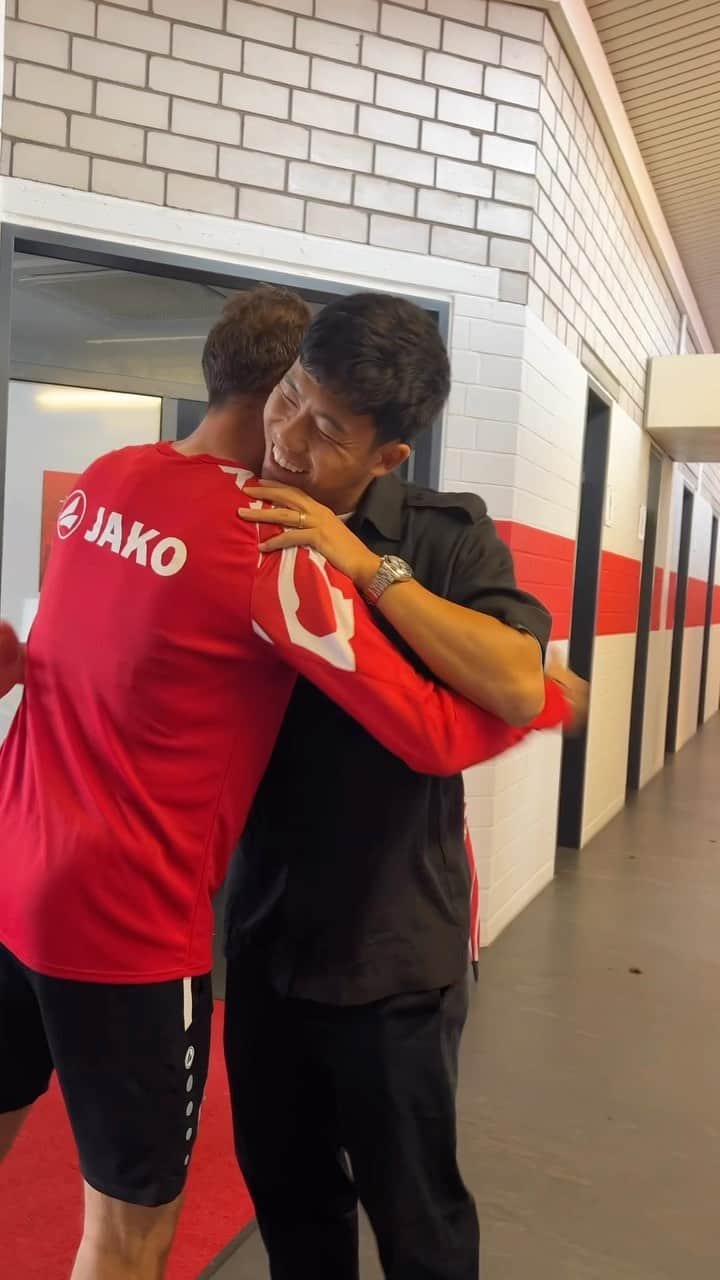 VfBシュトゥットガルトのインスタグラム：「Schaut mal, wer da ist! 🙏🥹🥰 Legendo in the house! ⚪️🔴 @endowataru  „Der VfB ist wie ein Teil meiner Familie“ - Link zum #VfBTV-Interview in der Story! _ #vfb #vfbstuttgart #vfbstuttgart1893 #auscannstatt #VfBInsta」