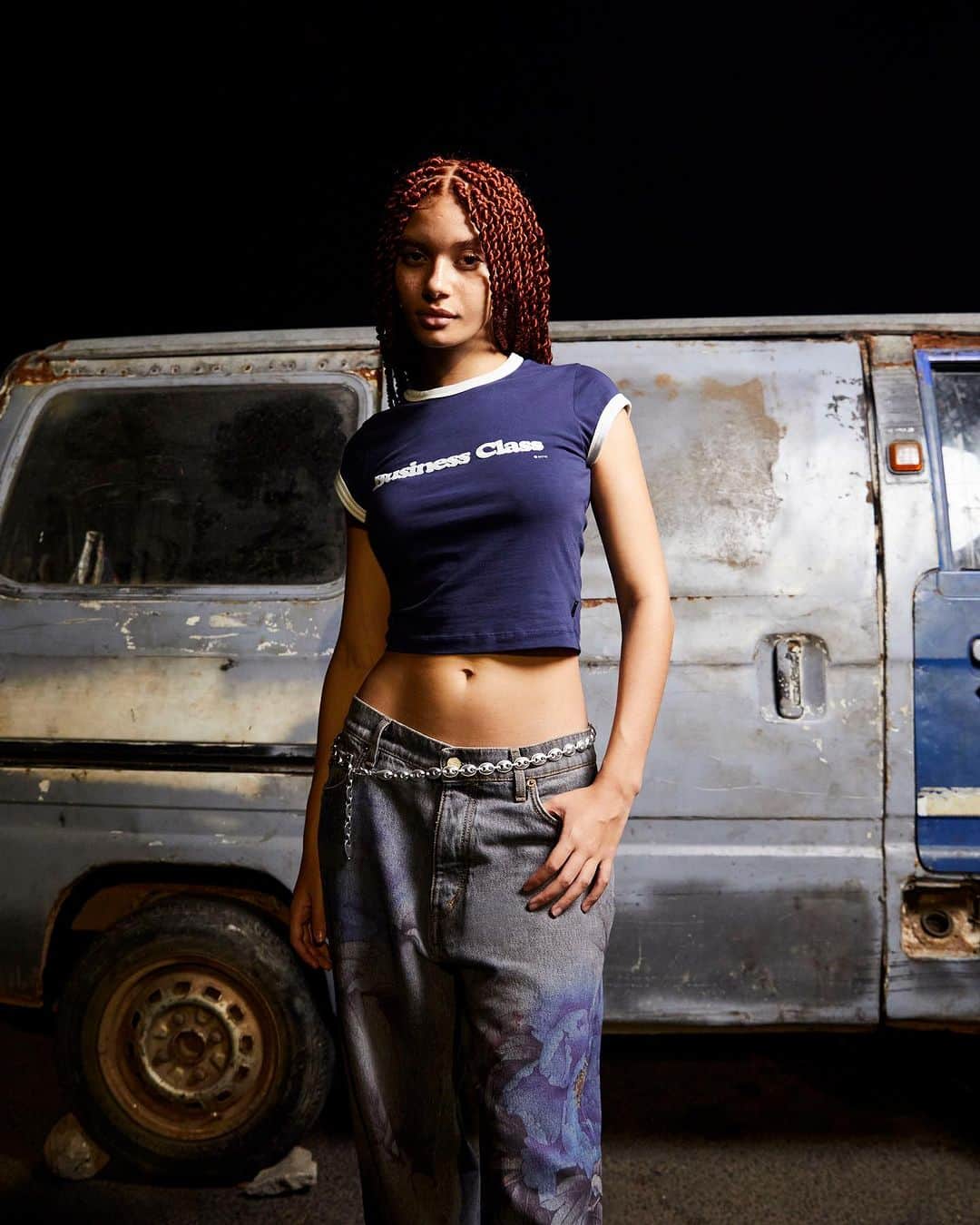 エイティーズのインスタグラム：「Rayan in the perfect baby-tee. Captured by David Nana Opoku Ansah in the bustling streets of Accra.」
