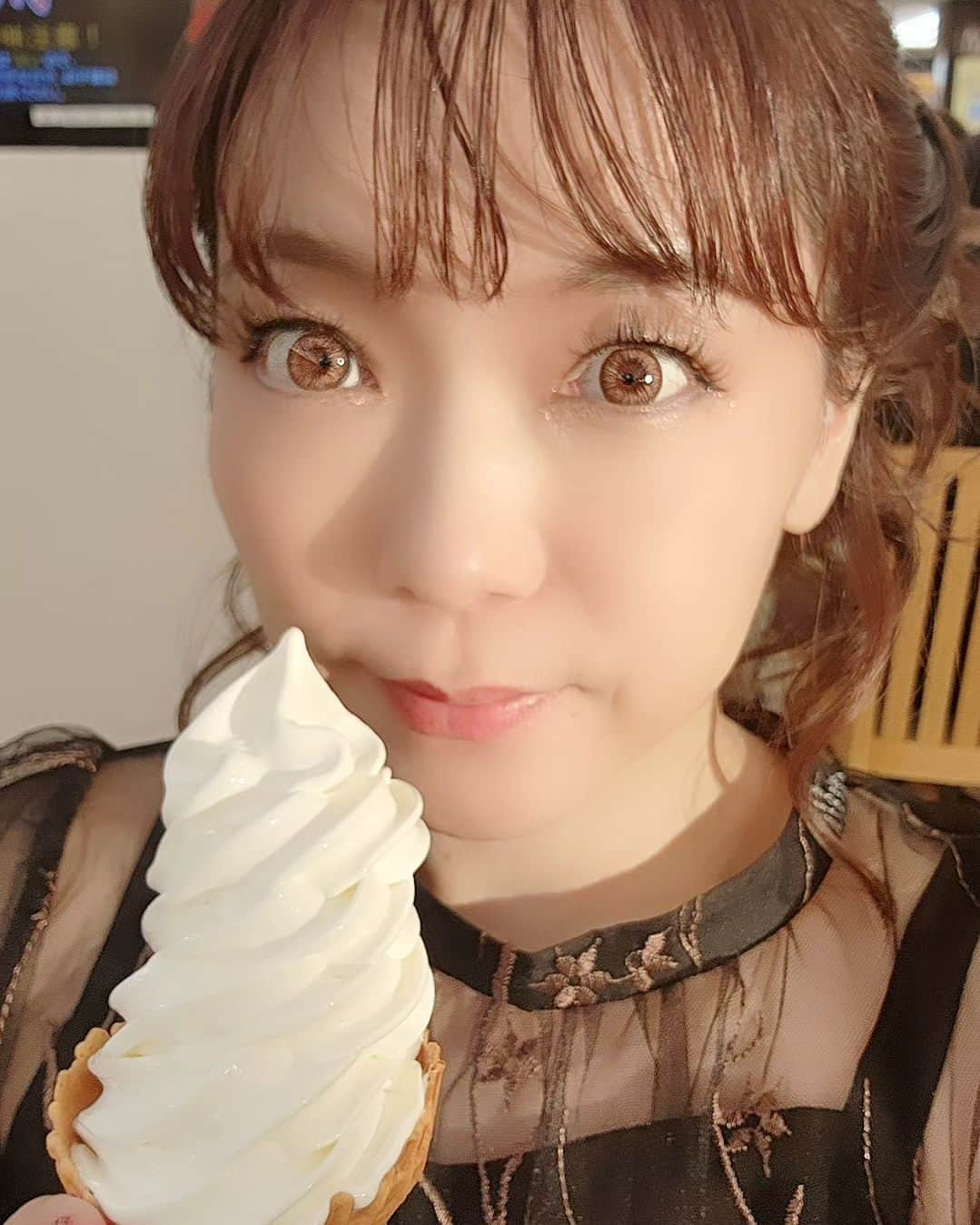 花咲ゆき美のインスタグラム：「海老名のSAにて✨ 白い恋人ソフトクリーム食べちゃった🍦  あと、キティちゃんと2ショットしたよん✌️  #花咲ゆき美」