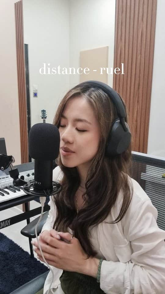 クロエ・イングのインスタグラム：「distance // the first ruel song i ever heard🫶🏻 - - - - - - - - - - #ruel #distance #coversong #acousticcover #pianocover」