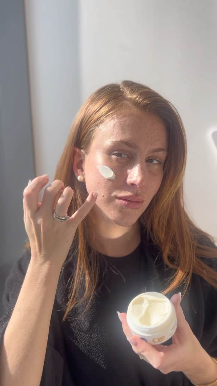 マリ・マリアのインスタグラム：「Se tem uma parte do meu dia que eu dou uma atenção redobrada, é a parte da manhã. Não tem nada melhor do que começar o dia cuidando de si mesma, afinal assim sinto que estou realmente preparada para dar continuidade a minha rotina, da melhor maneira possível. Eu sempre venho aqui falar pra vocês sobre os meus produtos favoritos do momento e @niveabrasil sempre marca presença, dessa vez vim falar sobre o NIVEA Q10 Power, o melhor creme facial que eu poderia ter no momento, porque além de hidratar, ele traz uma firmeza e possui Q10 puro idêntico ao da nossa pele. Sou totalmente apaixonada e além de tudo ainda possui um ótimo custo benefício, perfeito né? 💙 #Publicidade #NIVEAQ10Expert #ParaTodasSuasExpressões #NIVEABrasil#publicidade」