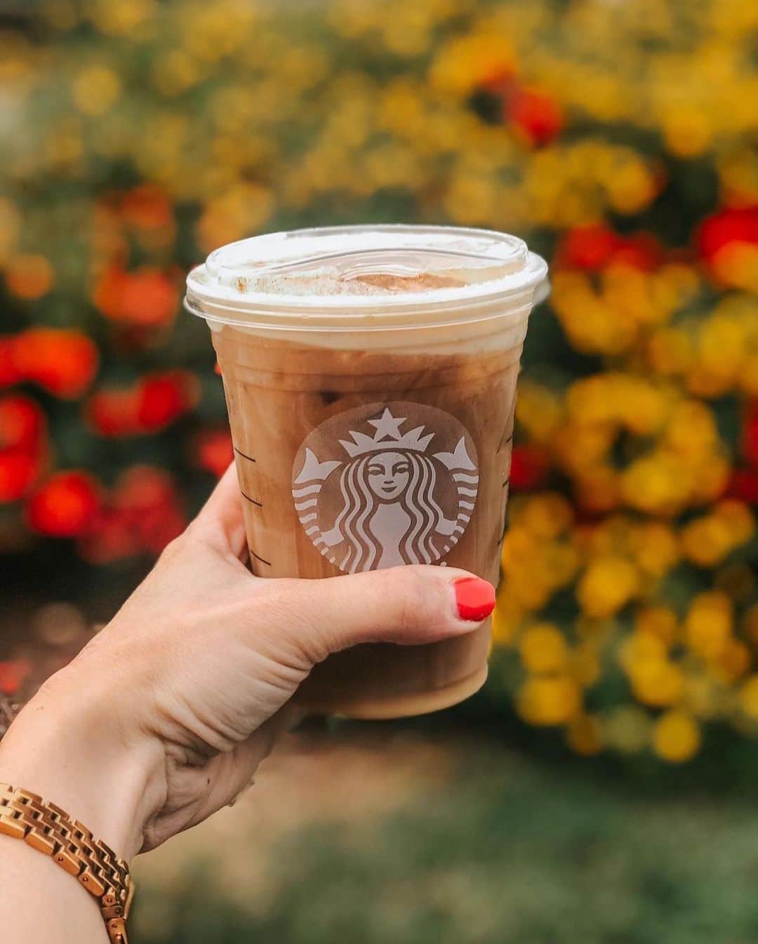 Starbucksのインスタグラム：「Pumpkin? Encouraged. Switching to hot coffee? Optional. 🍂📷: @tiffanyandthecity13_」