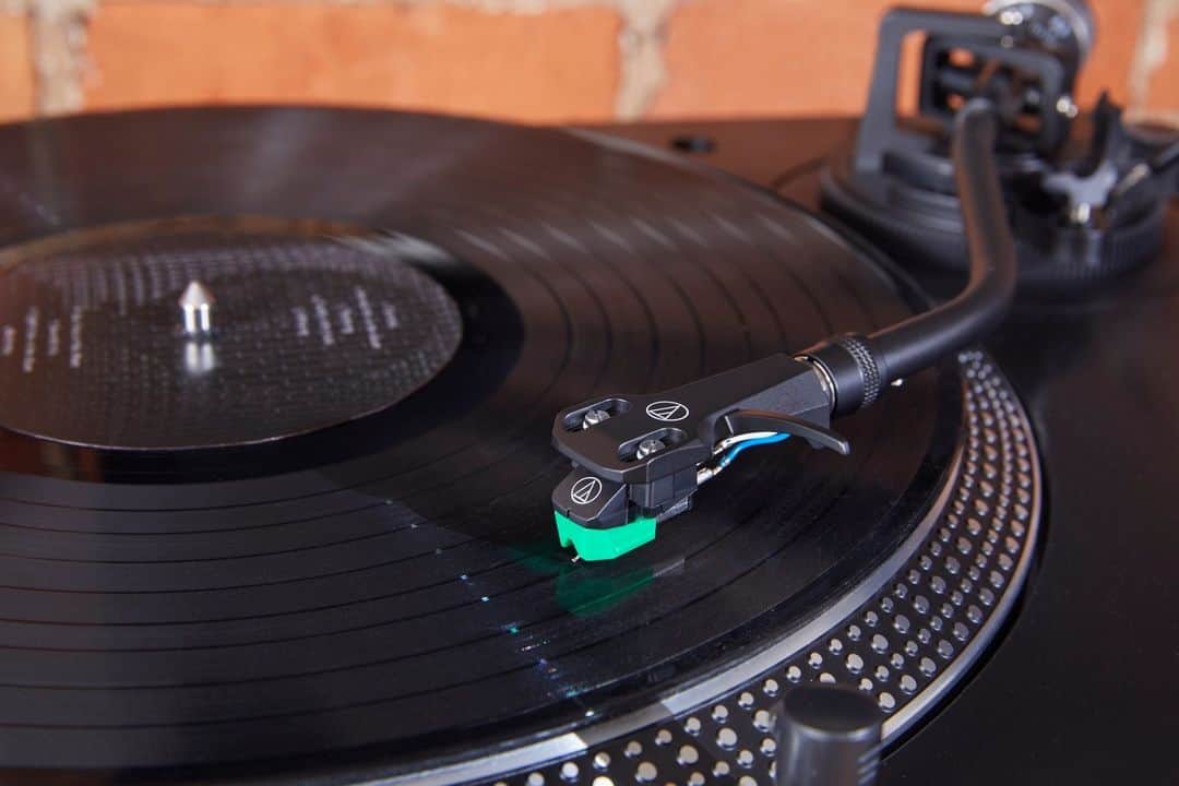 Audio-Technica USAのインスタグラム：「What is a cartridge? A cartridge is an electromechanical transducer that turns the movement of the needle in the record groove into an electrical signal. Browse our collection of cartridges and styli at the link in our bio to find the best one for your listening needs.⁠ .⁠ .⁠ .⁠ #AudioTechnica #Cartridge #Turntable #Vinyl #RecordPlayer」
