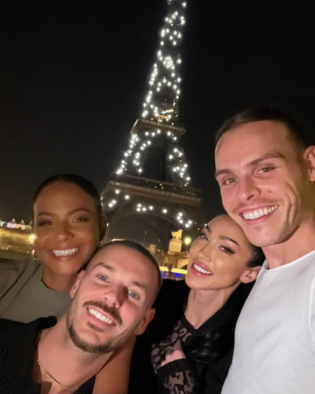 クリスティーナ・ミリアンさんのインスタグラム写真 - (クリスティーナ・ミリアンInstagram)「Double Date beneath the twinkling lights of Eiffel Tower ❤️‍🔥✨   #DoubletheFun 👩‍❤️‍👨 #ParisLove #CoupledUp #EiffelTower #♾ #SoThisIslove」9月14日 0時01分 - christinamilian