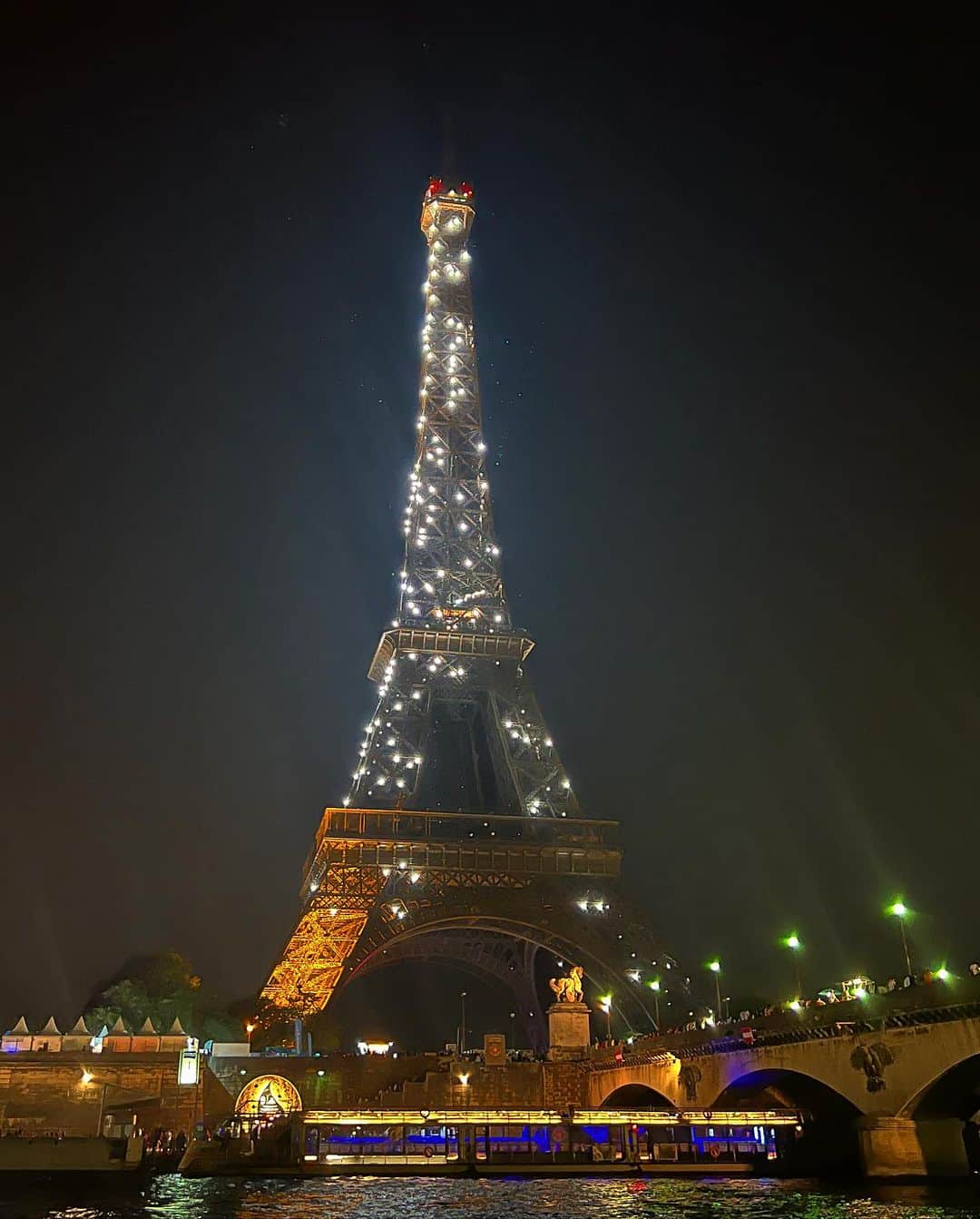 クリスティーナ・ミリアンさんのインスタグラム写真 - (クリスティーナ・ミリアンInstagram)「Double Date beneath the twinkling lights of Eiffel Tower ❤️‍🔥✨   #DoubletheFun 👩‍❤️‍👨 #ParisLove #CoupledUp #EiffelTower #♾ #SoThisIslove」9月14日 0時01分 - christinamilian