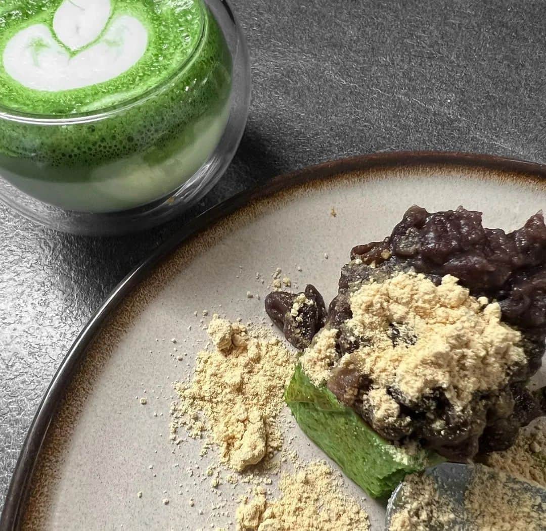 Matchæologist®さんのインスタグラム写真 - (Matchæologist®Instagram)「🎉 Happiness is having a cup of #Matcha and a spoonful of #MatchaCake after a long day! Raise your hand if you'd love 💚 to join @sharethesmile.nl_jp in this beautiful #MatchaRitual featuring our Cloud Glass Chawan and Full-Hand Chasen! 😍 . Inspired by the shape of a cloud, our Cloud Glass Chawan features an inner curvature that perfectly complements our Full-Hand Chasen when whisking matcha. It is made with high-quality, heat-resistant borosilicate glass, which can retain heat more effectively, while allowing the beautiful colour of the content inside to shine through as you admire your perfectly brewed cup of matcha. . Visit our site (link in bio) to find out more 👉@Matchaeologist . Matchæologist® #Matchaeologist Matchaeologist.com」9月14日 0時01分 - matchaeologist