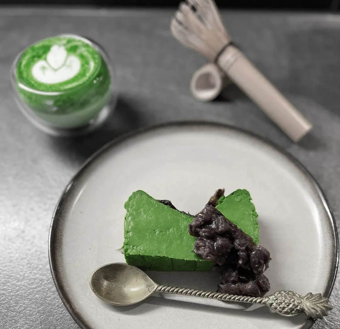 Matchæologist®のインスタグラム：「🎉 Happiness is having a cup of #Matcha and a spoonful of #MatchaCake after a long day! Raise your hand if you'd love 💚 to join @sharethesmile.nl_jp in this beautiful #MatchaRitual featuring our Cloud Glass Chawan and Full-Hand Chasen! 😍 . Inspired by the shape of a cloud, our Cloud Glass Chawan features an inner curvature that perfectly complements our Full-Hand Chasen when whisking matcha. It is made with high-quality, heat-resistant borosilicate glass, which can retain heat more effectively, while allowing the beautiful colour of the content inside to shine through as you admire your perfectly brewed cup of matcha. . Visit our site (link in bio) to find out more 👉@Matchaeologist . Matchæologist® #Matchaeologist Matchaeologist.com」