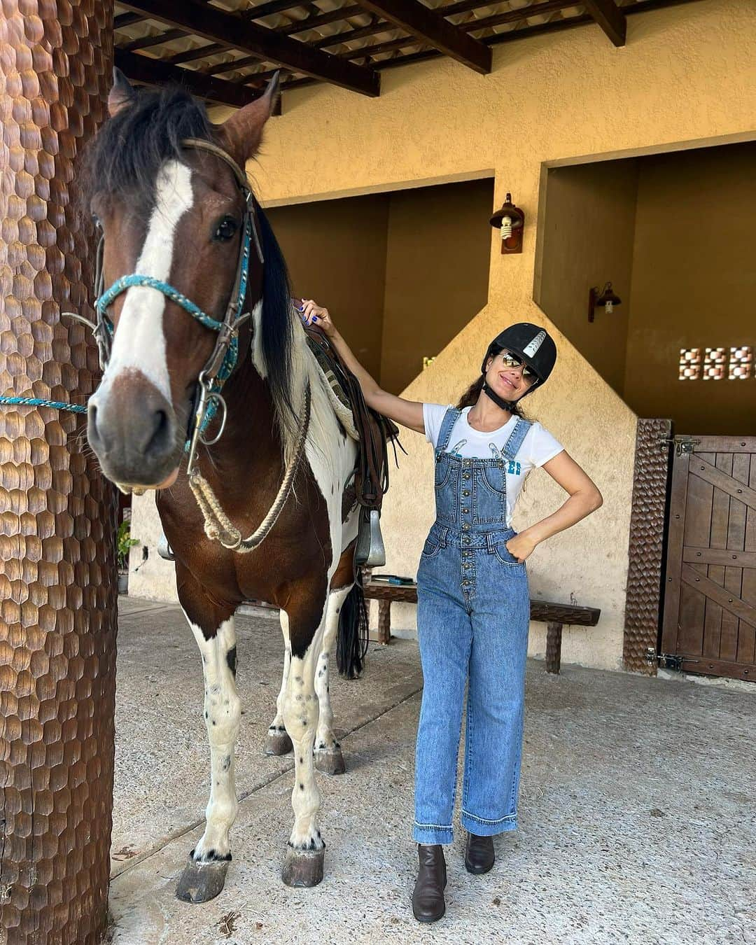 ポーラ・フェルナンデスのインスタグラム：「Aquele chamego antes da cavalgada! 🐴🤎」