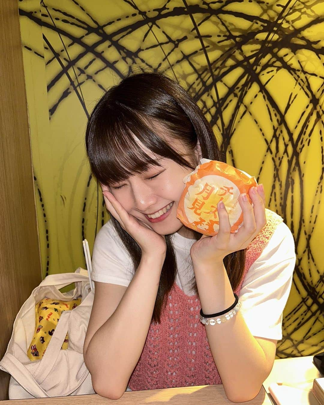 新倉愛海のインスタグラム：「今年も月見バーガーをお迎えしました🍔✨ チーズ月見！トロッとおいしくて幸せでした！！！ ⁡ #アプガ2 #にきちゃん #マクドナルド #月見バーガー #チーズ月見 #今日のみん太くん」