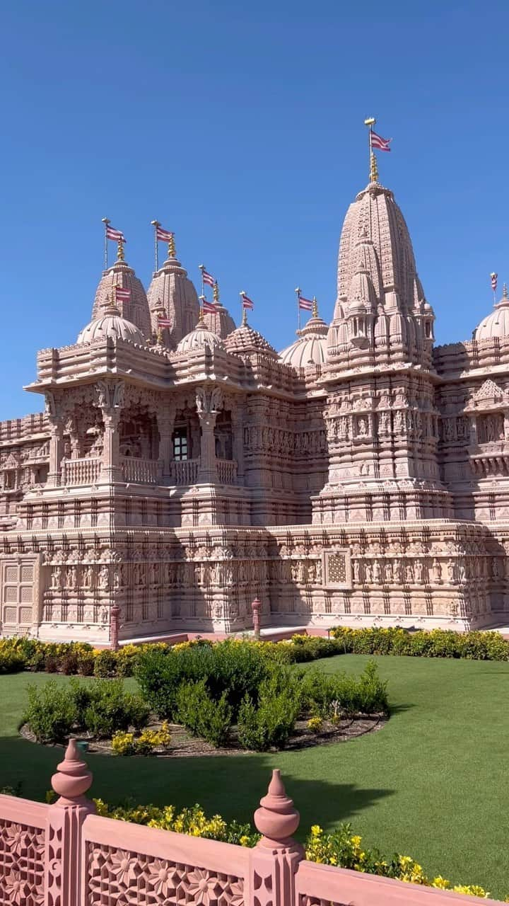 グンミ のインスタグラム：「BAPS Shri Swaminarayan Mandir🛕🤎」