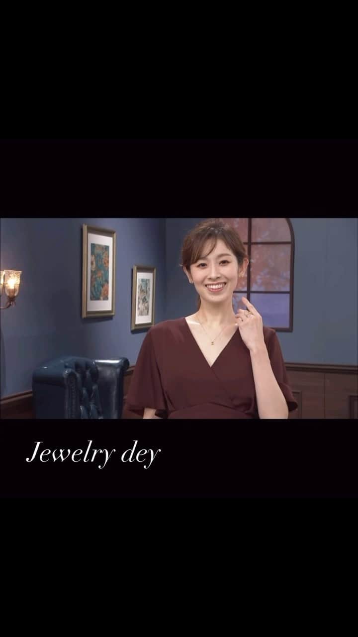 白姫あかりのインスタグラム：「. 9/13 (水) ⭐️18:00〜 📺QVC japan 💎スフェーンbyジュエルバール 　 ジュエリーDAYでした☺️ ジュエリーの番組に出させていただくようになって 半年ちょっと。。。 最初は手が震えるくらい緊張してましたが まだ緊張はするものの 以前より少しは慣れてきたかな🥹  とはいえ ジュエリーのオンエアでは かなーーーーりアップになるので 大画面や4Kの画質の良いテレビには 毛穴まで映るから 恥ずかしい気持ちとの闘い。笑  こまめなネイルケアや ジュエリーをつける左腕も 普段からアザなどができないよう死守…  これを長く続けていらっしゃる 先輩モデルさんを 心から尊敬してます。。。  私もジュエリーが似合って美しく見せれる 素敵な女性になれるようもっと頑張ろう🥺  #jewelry #model #jewelrymoel #fashionmodel #スフェーン」