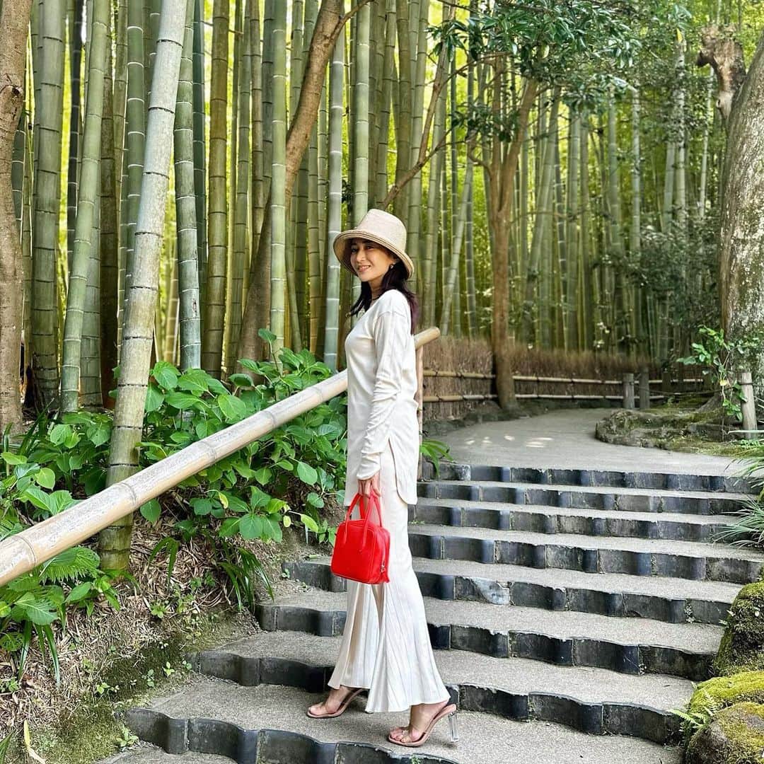 桐山マキのインスタグラム：「. . . 🎋  夏の想い出と🎋  今週、 金曜日からは @wolf__lady__  写真展です♡  着てたら必ず褒められる♡ setup: @muuet__  bag: @vasic_japan  #japan #fashion #love #setup #muuet #🩵」