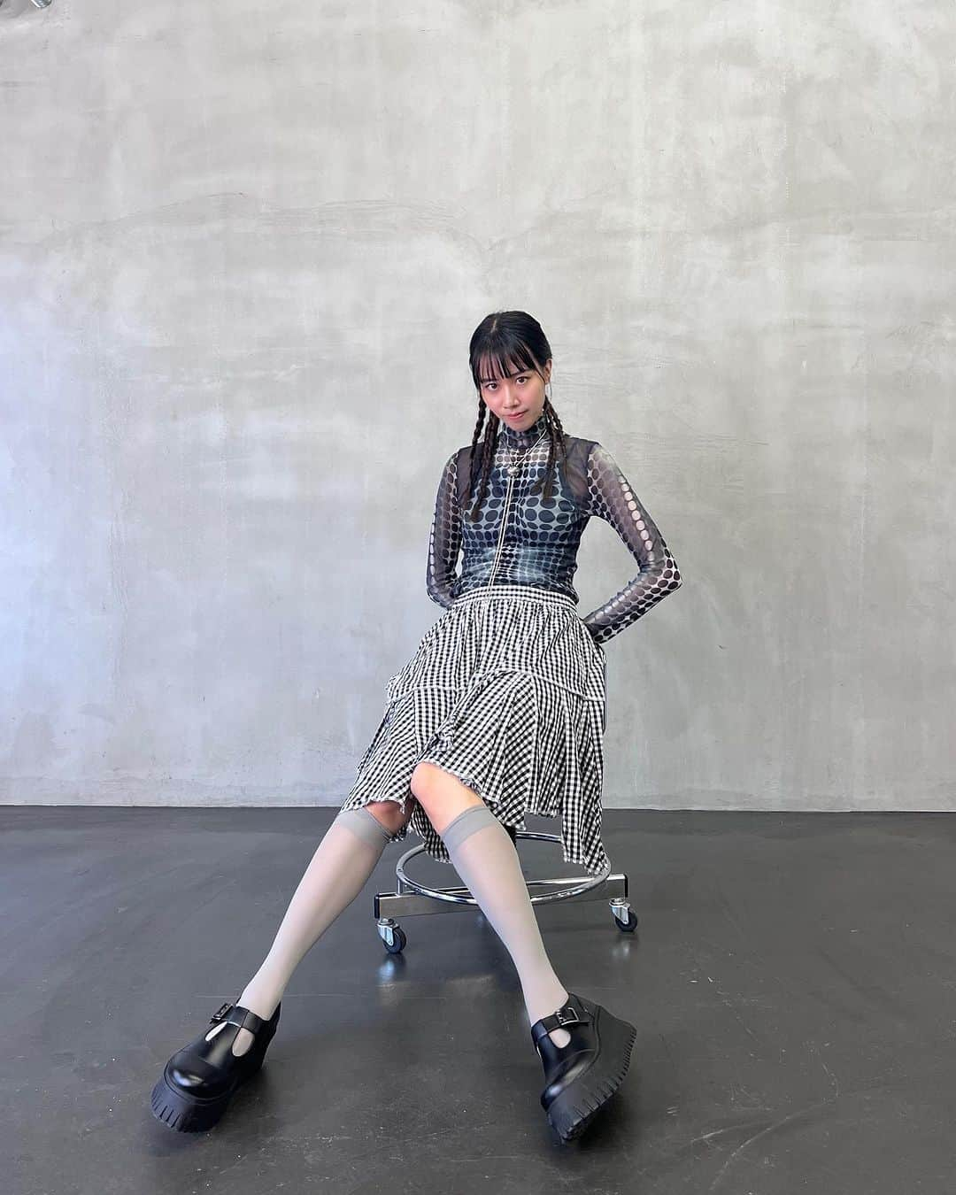 草野絵美のインスタグラム：「Back in Japan and stepping into the spotlight for today's press coverage! 🫰  thanks to @mikiosakabe_jennyfax_clothing for elevating my look with these stunning shoes. 🖤🤍🖤  hmu @shiochan_7  shoes @jennyfax.official @mikiosakabe  tops @jeanpaulgaultier  skirt @commedesgarcons」