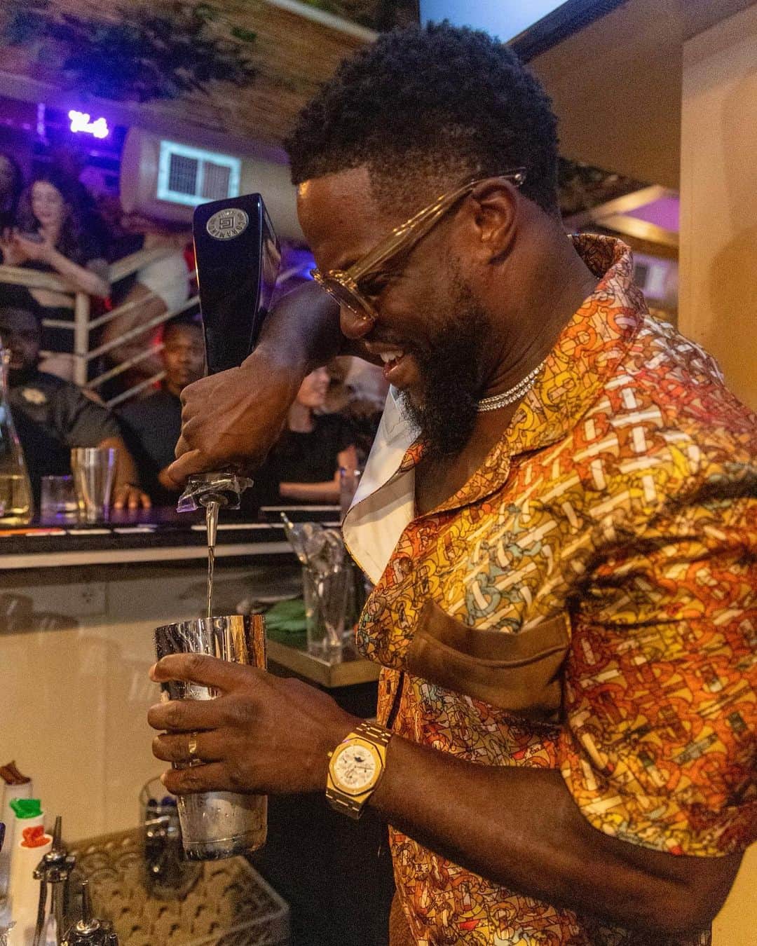 ケビン・ハートのインスタグラム：「Shoutout to all of the bartenders ….you guys make this look easy. All of you are amazing at what you do. Had a blast guest bartending in Houston yesterday…. I can’t wait to come back!!!!! @grancoramino “Hard Work Taste Different” #CelebrateYoJourneyCorrectly」
