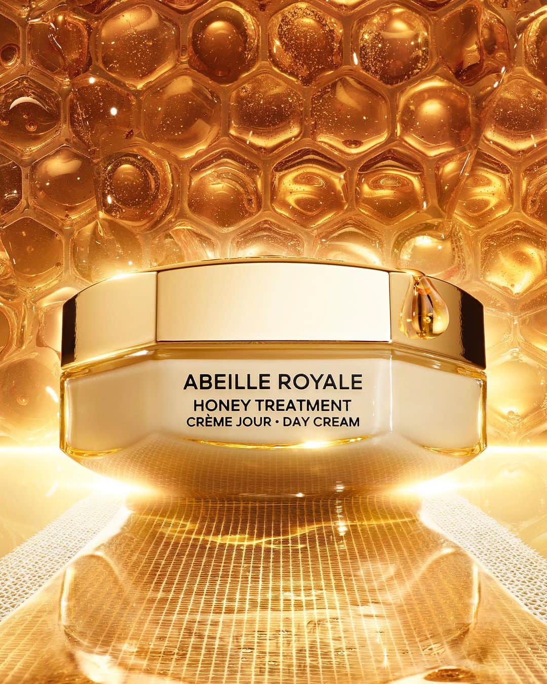 のインスタグラム：「Discover new Abeille Royale Honey Treatment Day Cream. Inspired by the repairing power of clinical honey bandages, Guerlain's patented Dynamic BlackBee Repair Technology meets polyfragmented hyaluronic acid and pro-elasticity hexapeptides for an immediate youth-repairing effect.*  *Wrinkles reduced by 48%, firmness improved by 57%, smoothness improved by 98%, radiance boosted by 67%. Clinical measurements assessed by an independent dermatologist, 33 women, Europe, 1 application per day, after 1 month.  #GuerlainSkincare #AbeilleRoyale #Skincare」