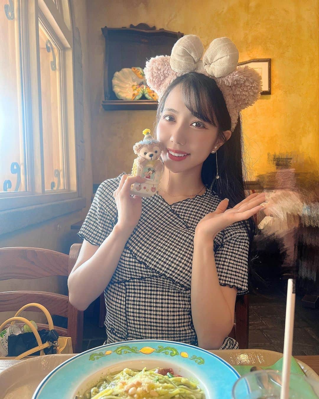 南まゆのインスタグラム：「♡ ダッフィフレンズのshowお目当てで夏ディズニーしてきました🥺🩷 . かわいすぎて悶絶しました…🐻🐰🦊🐱🐶🐢🐻🎀 . この日の ディズニーコース. 13時半in ↓ ご飯 ↓ ソアリン ↓ ダッフィフレンズ 悶絶 ↓ ビッグバンドビート ↓ ダッフィグリーティング　もふもふ . 大人スタイル最高な1日だった🥺💖 . 癒し…🥺☺️🥺☺️🫶🫶🫶✨✨✨ . #ディズニーシー　#夏ディズニー#ダッフィーフレンズ #ダッフィ」