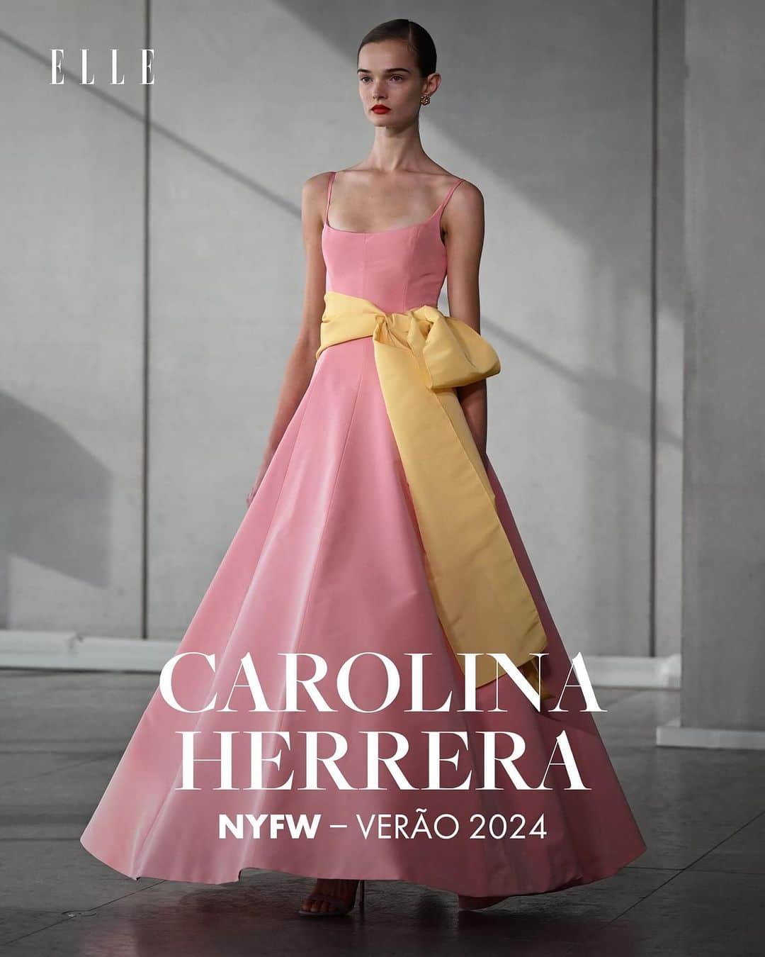 ELLE Brasilのインスタグラム：「Wes Gordon nunca se esquivou das cores ousadas e das estampas exuberantes. Por algumas temporadas, aliás, reafirmou sua preferência por uma imagem alegre e otimista capaz de incluir um pouco de energia ao cotidiano feminino. Para o verão 2024, porém, o diretor criativo da Carolina Herrera olhou para fotografias de Nova York nos anos 1990. Em seu moodboard, havia registros de Carolyn Bessette-Kennedy e Gwyneth Paltrow. Acontece que a moda daquela década, como você já deve saber, não era das mais coloridas.   Entre as paredes de concreto cinza do Whitney, museu de arte contemporânea projetado por Renzo Piano, a marca apresentou uma versão mais reduzida, uma interpretação simplificada de seus códigos românticos. Isso não significa que os tons vivos foram abandonados. Ainda há rosa, lilás e amarelo, mas as cores estaão suaves, pouco saturadas. "Para mim, limpar é tirar a alma. A ideia é que parecesse espirituoso, mas com um corte mais linear", explicou Wes nos bastidores.   O estilista da Carolina Herrera abre com uma camisa branca (peça importante nesta estação) acinturada e uma saia lápis preta, visual de assinatura de Carolina em si. O look dá o tom para o que vem a seguir: peças pragmáticas sem excessos, as tais essenciais.   É importante citar que, ao longo dos blocos, há uma leveza geral na imagem. As saias longas, antes pesadas às vezes, recebem fendas laterais que adicionam movimento ao caminhar. Os vestidos de tafetá são substituídos por opções flexíveis de algodão. Os tricôs chegam estilizados sem nada por baixo, com apenas um ou dois botões fechados, deixando a pele à mostra.   Passaram-se cinco anos desde que Wes Gordon assumiu o posto deixado pela fundadora. Embora não seja uma coleção celebrativa, esta marca o equilíbrio alcançado por ele. A moda, por sua natureza, é sobre o passado, o presente e o futuro. No entanto, balancear a herança de uma marca com as demandas da modernidade é uma das tarefas mais difíceis. Agora, o estadunidense parece se garantir. A linha entre o clássico e o antiquado é tênue, mas quando ele acerta, funciona. E o mais importante: funciona especialmente para a cliente Herrera. (via @lelesanthana)」