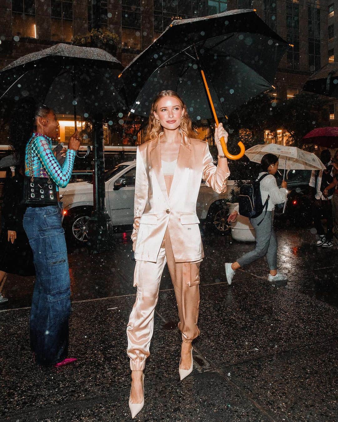 ビクトリアのインスタグラム：「Before and after the storm @retrofete  Hair by @larrykinghair using @dysonhair Corrale {ad|pr}」