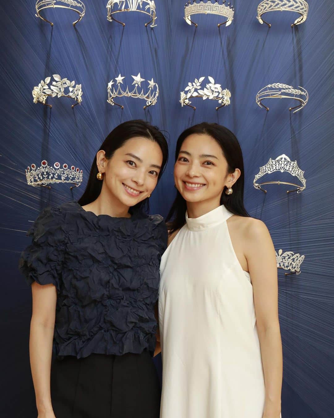 蒼れいなのインスタグラム：「Ginza Sixに9/14にオープンしたChaumetに行ってきたよ💍  吸い込まれそうなくらい綺麗だった！  Chaumetは華やかな花からの着想ではなく草花のような素朴な植物たちからアイデアを得てるんだって🌿  それがすてきだったな。  もちろん大胆で一瞬で目を引くような素敵なのもあるんだけれどね😉  キラキラしたものってなんでこんなに欲しくなるんだろうね笑  DNAかな？笑🥹  テラスのカフェでもゆっくりできるよ。  Chaumetのブックをゆっくり見ながら🫶  ちなみに後ろのティアラはいっせのであんなと指さしたらおんなじの選んでた🙄笑  譲らないよ？☺️  #pr #chaumet #jewelry #chaumetcafe」