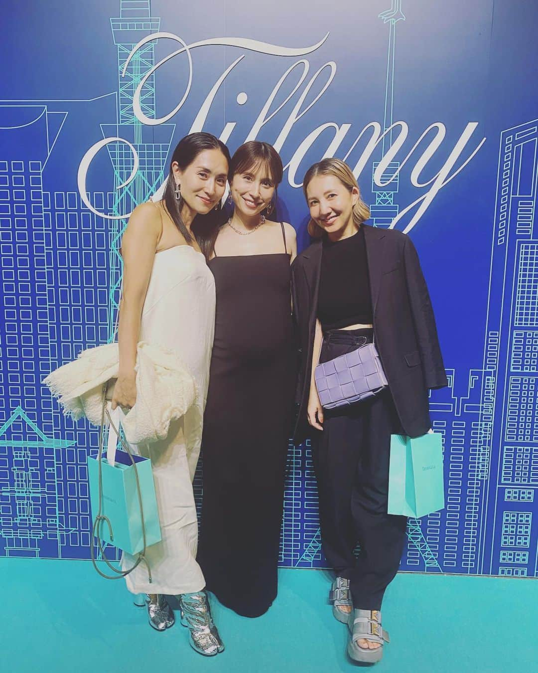 渡辺由香さんのインスタグラム写真 - (渡辺由香Instagram)「昨夜、大盛り上がりだった @tiffanyandco  表参道オープニングパーティー🥂 とても思い出深い10歳の時に父からの1st ジュエリーとして プレゼントしてもらったのが、 ティファニーのネックレスだった。 結婚指輪も婚約指輪も両親への プレゼントも いつも節目はティファニーを選んできた。 花の去年の10歳のお誕生日の1stジュエリーもティファニーを 旦那ちゃんからプレゼントしたよ。 そんな私にとって、大切な大切なかけがえのないブランドです♡  同い年チームの @shizunan  @kame_kyo と一緒に盛り上がってしまったね🥂  久しぶりのみんなにも沢山会えて ホント嬉しかったな  私達の結婚式で実は歌ってくれた @mayjamileh にも何年ぶりに ここで会えて、しかもお腹にベイビーまで✨ これもティファニーの縁だね♡  そして、憧れの話してもステキな 内藤さんとも♡ @naito_saori   はい、ちょい久しぶりにミーハーが出てしまって #enhypen お二方に近づいて 嬉しそうなオカンごめんちゃいw  また、今の自分にあった ジュエリーを新調しなきゃ♡  想いがありすぎ長くなりましたが Tiffany LOVE FOEVER💙  #tiffanyandco #tiffanyomotesando」9月14日 0時33分 - yukawatanabe_hanabo