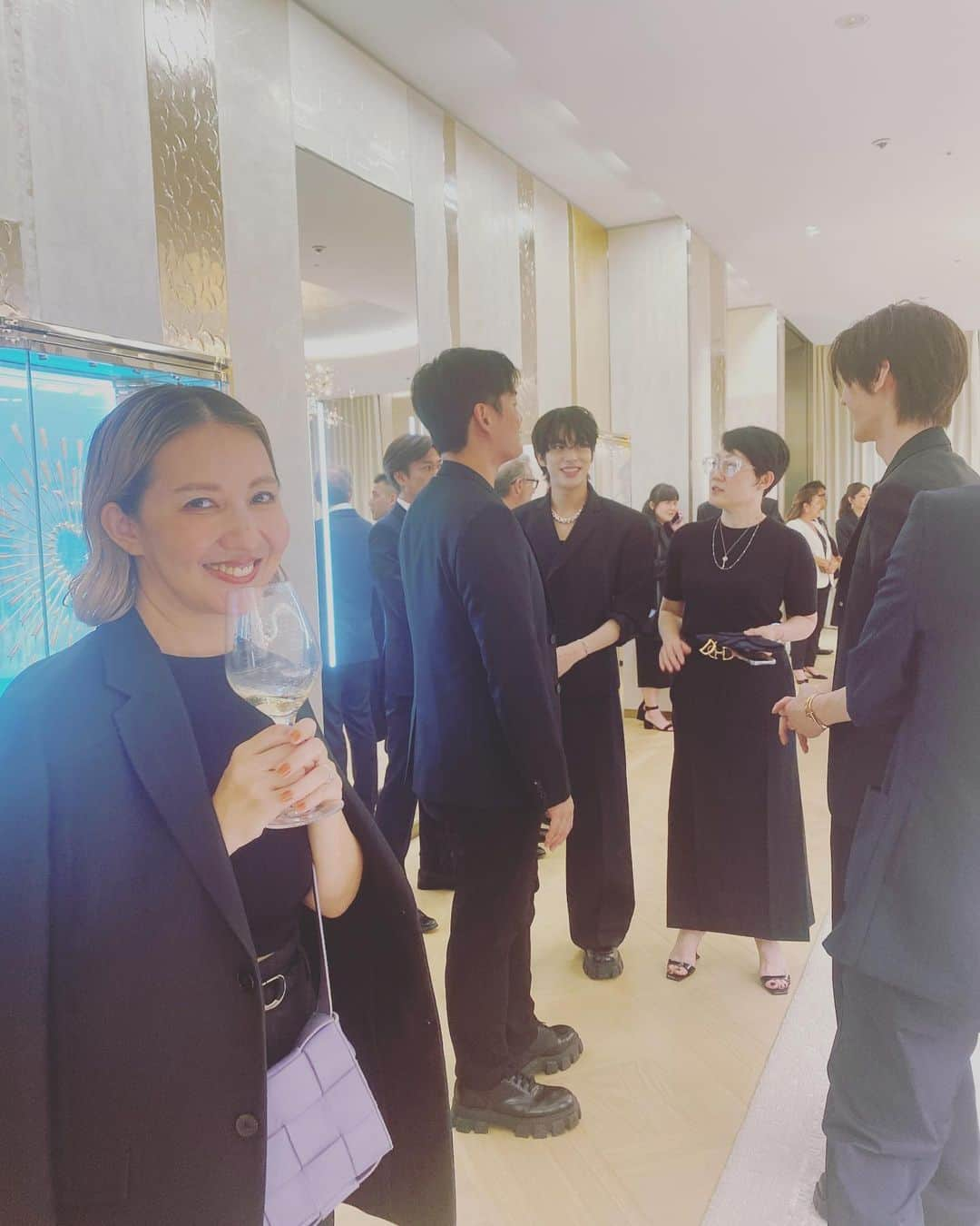 渡辺由香さんのインスタグラム写真 - (渡辺由香Instagram)「昨夜、大盛り上がりだった @tiffanyandco  表参道オープニングパーティー🥂 とても思い出深い10歳の時に父からの1st ジュエリーとして プレゼントしてもらったのが、 ティファニーのネックレスだった。 結婚指輪も婚約指輪も両親への プレゼントも いつも節目はティファニーを選んできた。 花の去年の10歳のお誕生日の1stジュエリーもティファニーを 旦那ちゃんからプレゼントしたよ。 そんな私にとって、大切な大切なかけがえのないブランドです♡  同い年チームの @shizunan  @kame_kyo と一緒に盛り上がってしまったね🥂  久しぶりのみんなにも沢山会えて ホント嬉しかったな  私達の結婚式で実は歌ってくれた @mayjamileh にも何年ぶりに ここで会えて、しかもお腹にベイビーまで✨ これもティファニーの縁だね♡  そして、憧れの話してもステキな 内藤さんとも♡ @naito_saori   はい、ちょい久しぶりにミーハーが出てしまって #enhypen お二方に近づいて 嬉しそうなオカンごめんちゃいw  また、今の自分にあった ジュエリーを新調しなきゃ♡  想いがありすぎ長くなりましたが Tiffany LOVE FOEVER💙  #tiffanyandco #tiffanyomotesando」9月14日 0時33分 - yukawatanabe_hanabo