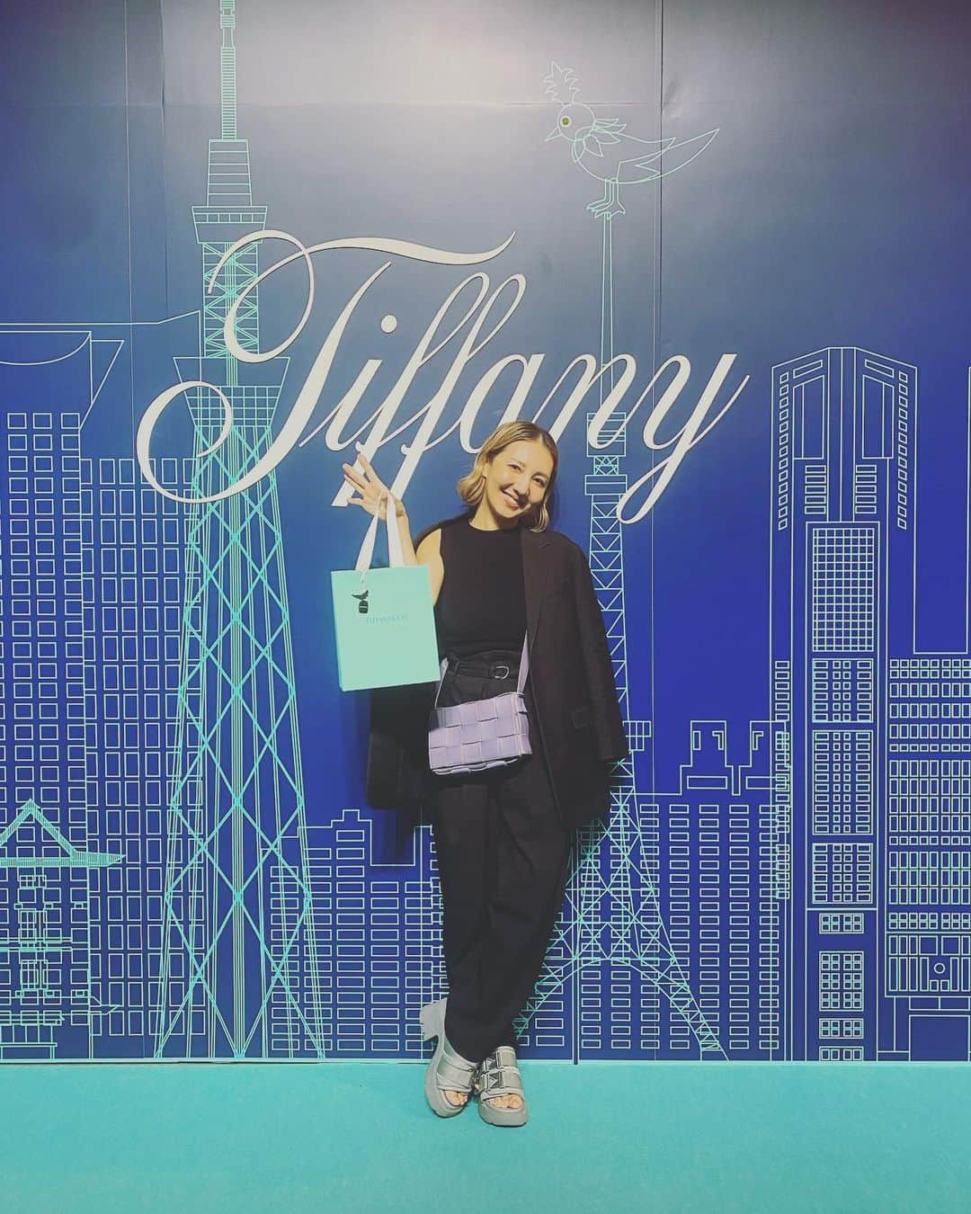 渡辺由香さんのインスタグラム写真 - (渡辺由香Instagram)「昨夜、大盛り上がりだった @tiffanyandco  表参道オープニングパーティー🥂 とても思い出深い10歳の時に父からの1st ジュエリーとして プレゼントしてもらったのが、 ティファニーのネックレスだった。 結婚指輪も婚約指輪も両親への プレゼントも いつも節目はティファニーを選んできた。 花の去年の10歳のお誕生日の1stジュエリーもティファニーを 旦那ちゃんからプレゼントしたよ。 そんな私にとって、大切な大切なかけがえのないブランドです♡  同い年チームの @shizunan  @kame_kyo と一緒に盛り上がってしまったね🥂  久しぶりのみんなにも沢山会えて ホント嬉しかったな  私達の結婚式で実は歌ってくれた @mayjamileh にも何年ぶりに ここで会えて、しかもお腹にベイビーまで✨ これもティファニーの縁だね♡  そして、憧れの話してもステキな 内藤さんとも♡ @naito_saori   はい、ちょい久しぶりにミーハーが出てしまって #enhypen お二方に近づいて 嬉しそうなオカンごめんちゃいw  また、今の自分にあった ジュエリーを新調しなきゃ♡  想いがありすぎ長くなりましたが Tiffany LOVE FOEVER💙  #tiffanyandco #tiffanyomotesando」9月14日 0時33分 - yukawatanabe_hanabo