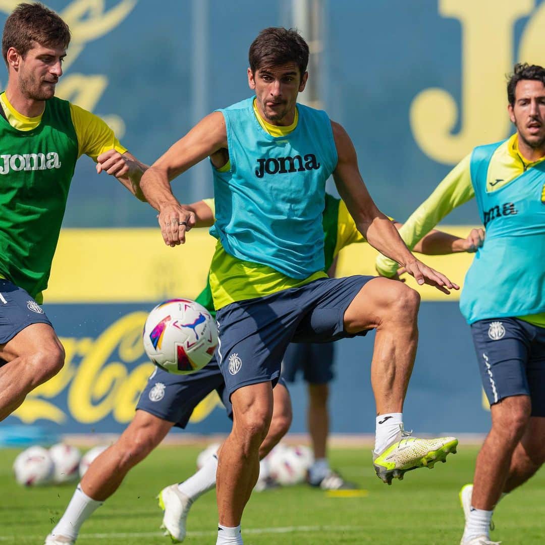 ジェラール・モレノのインスタグラム：「Seguimos preparándonos para @laliga 💪🏻」