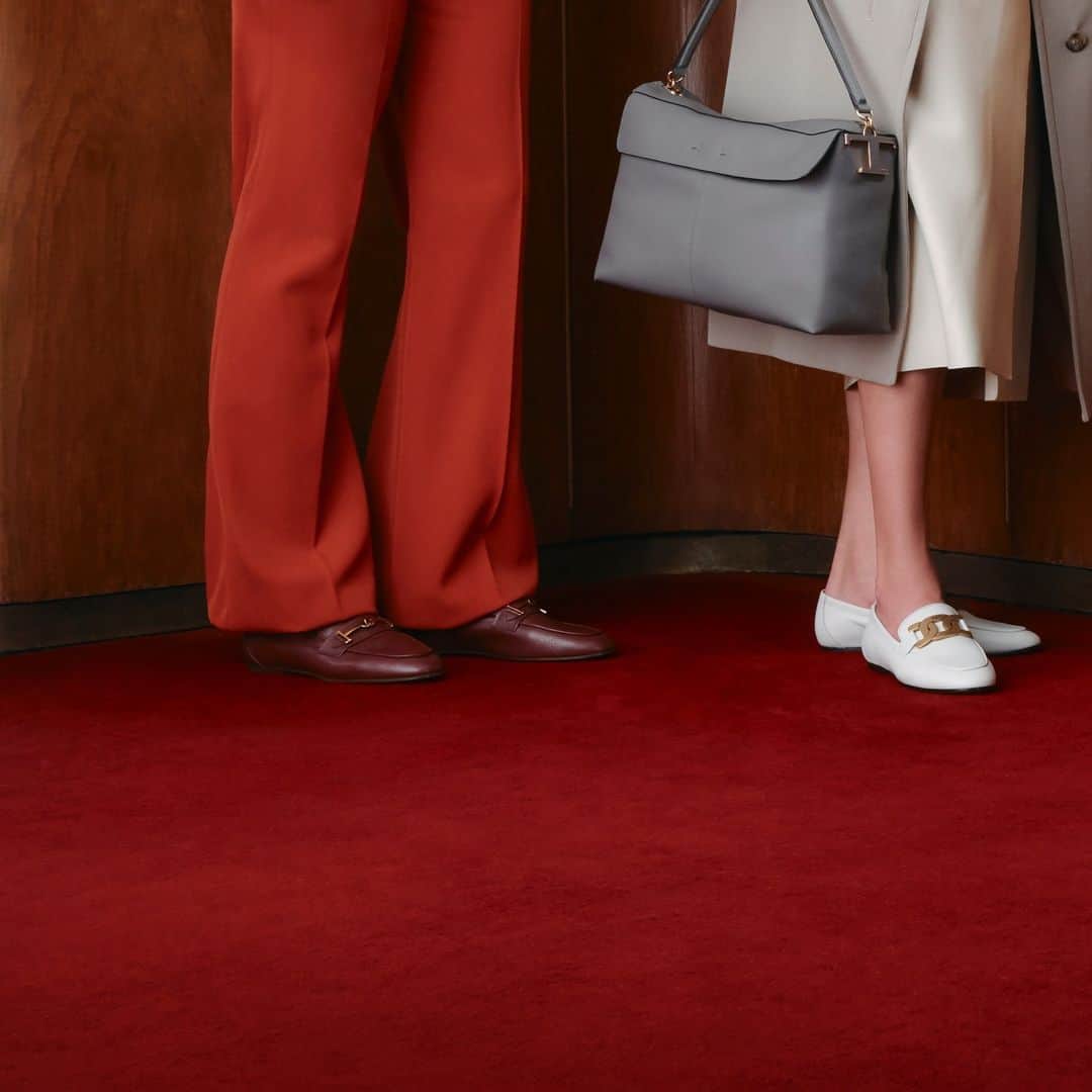 トッズのインスタグラム：「Indulging in bright nuances with Tod’s new collection: from the T Case Bag to the new loafers, each of our pieces is crafted by our expert artisans.  #Tods #TodsFW23」