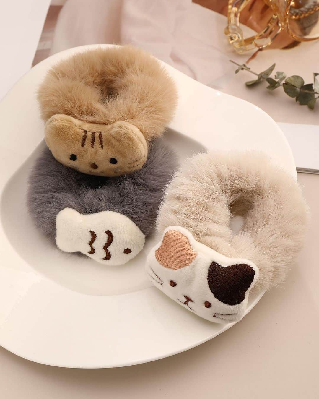 SHEINのインスタグラム：「Fall was made for fuzzy ACCS 🐻😻👱‍♀️ Which plushies would you pick? 👇  🔎 6528877 14133893 11843572 12078343  #SHEIN #SHEINforAll #SHEINstyle #fashion #chic」