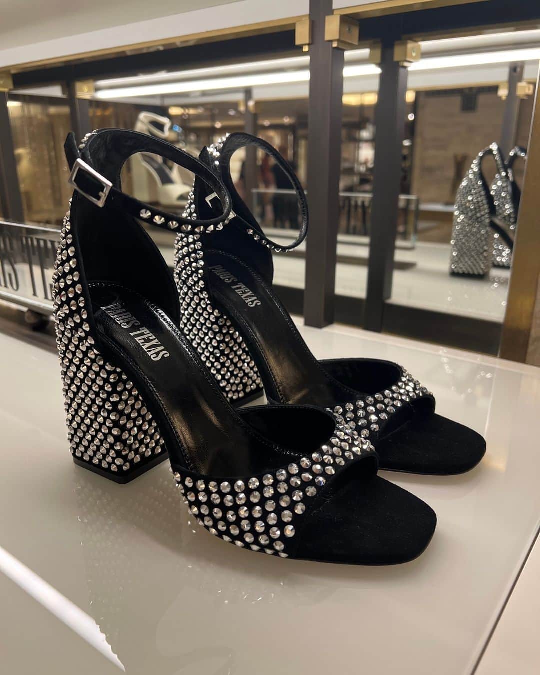 Harrodsのインスタグラム：「Here’s some news that will put a spring in your step – enjoy 20% off selected shoe brands including Paris Texas, Mach & Mach, Manolo Blahnik and more at harrods.com until Sunday 24th September 👠  Head to our link in bio to shop the online exclusive now.  #Harrods #HarrodsFashion」