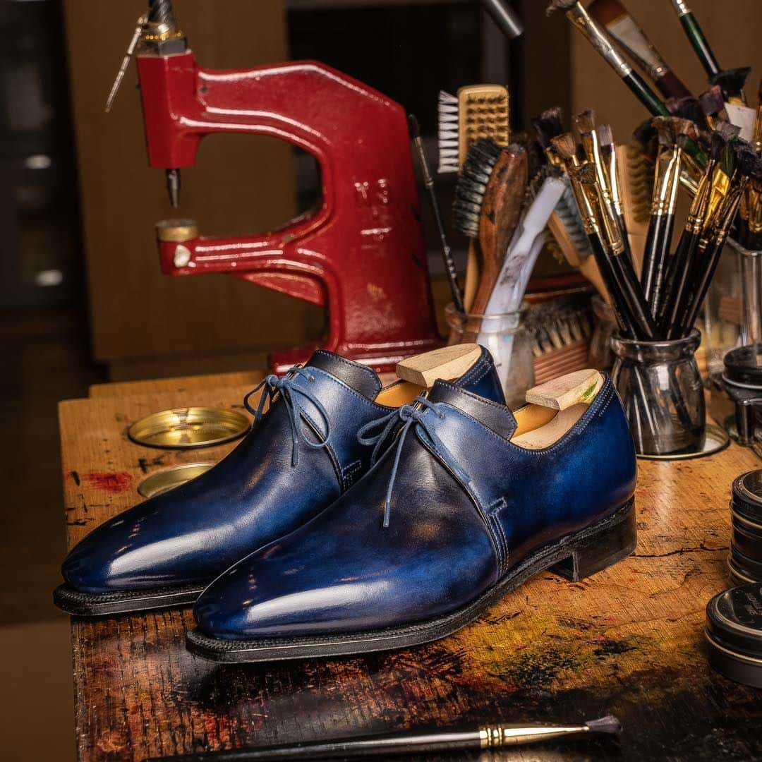 コルテのインスタグラム：「Craft if the visible edge of Art !  Here showcased : Model : Arca derby  Color : Dark blue patina  www.corthay.com #corthay #classicshoes #art」