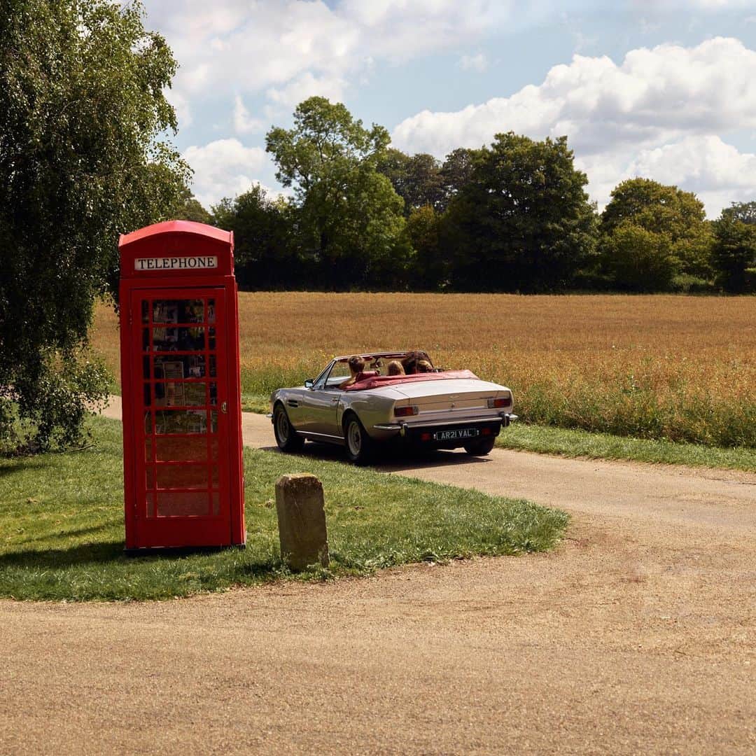 Ted Bakerのインスタグラム：「Your autumn wardrobe is around the corner.  #TedBaker #AGrandGoodTime」