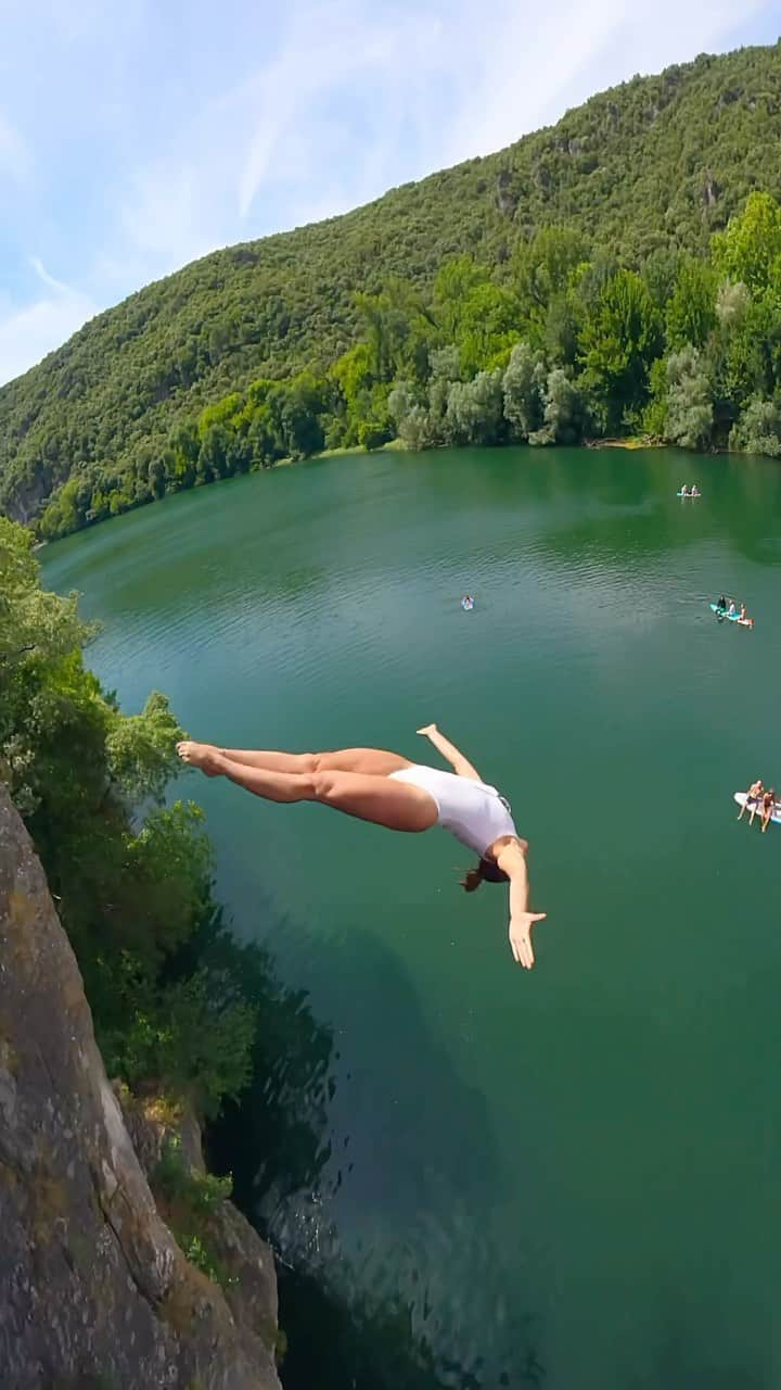 ローラ・マリノのインスタグラム：「Tu préfères lequel ? 🎥 follow cam by @alex_send74 en @goprofr 🩱 @deeply_europe (♻️) 📍 Hérault, France   #cliffjumping #france #herault #goprofamily #gopro #cliffjump #jump #travel #summervibe #sendit #womenathletes #nature #cliff #neverstopexploring #explore #doublegainer #backflip」