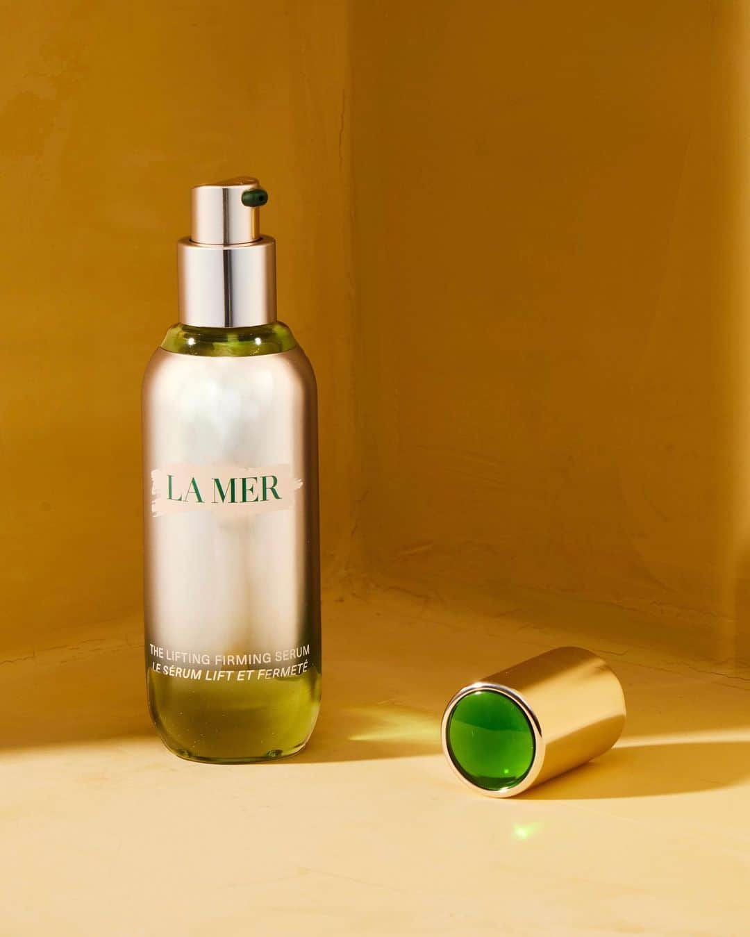 Saks Fifth Avenueのインスタグラム：「Your skin is going to ❤️ this—@lamer’s new Lifting Firming Serum smooths texture and clarifies pores, so you’ll stay glowing all season long. Tap or head to the link in our bio to shop. #SaksBeauty #Saks」