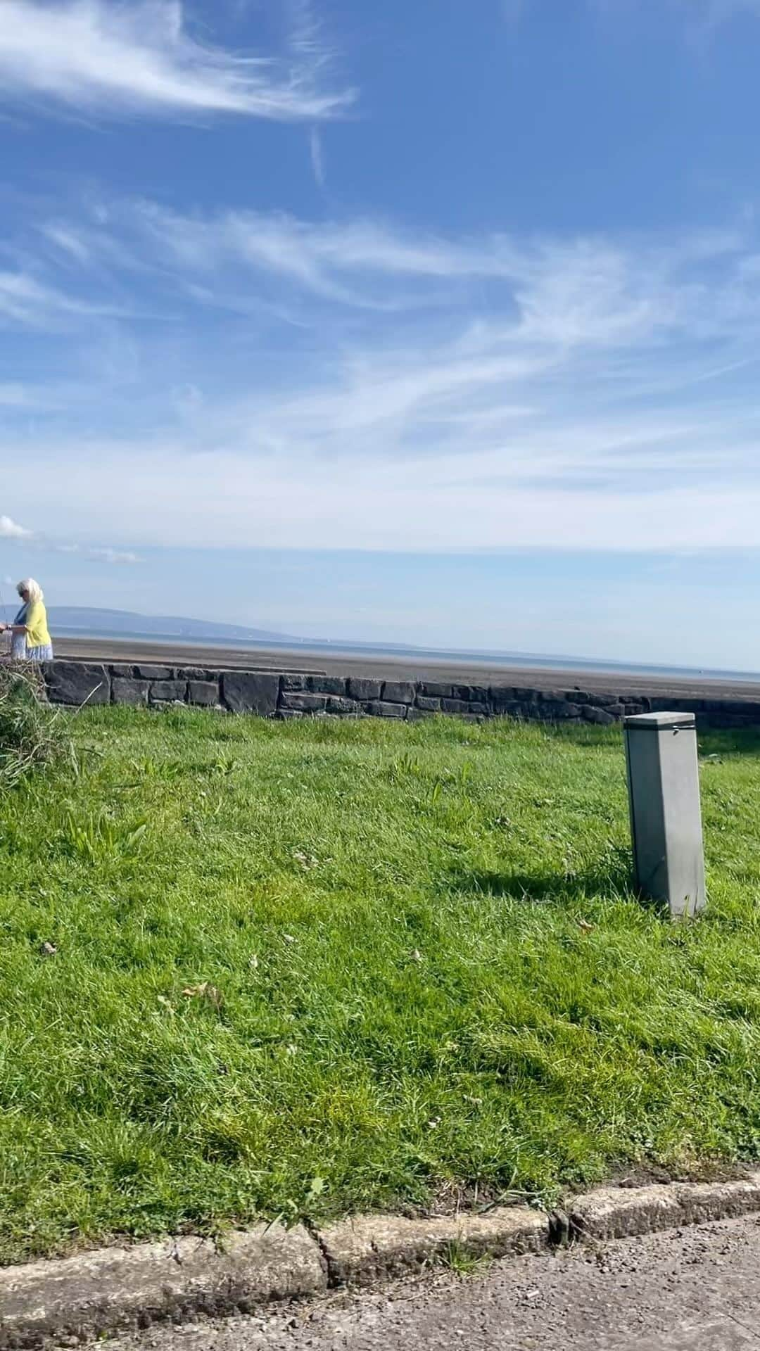 山中亮平のインスタグラム：「Mumbles Beach Swansea」