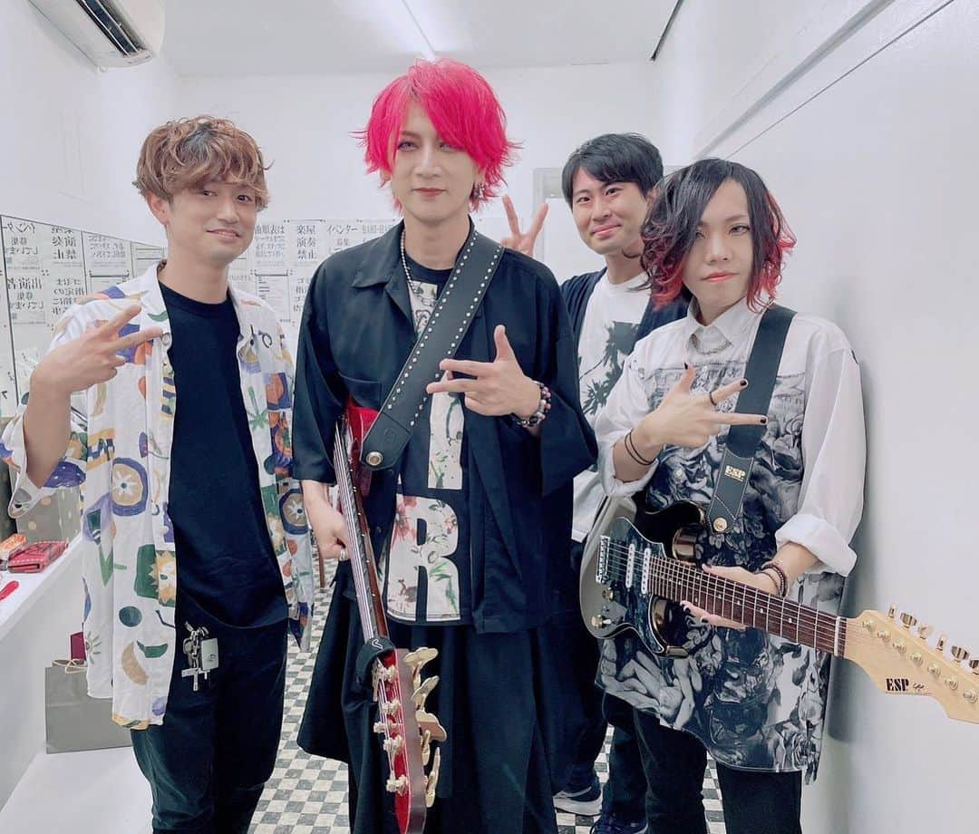 Ikuoさんのインスタグラム写真 - (IkuoInstagram)「滋賀BARI-HARIにて  トシミツpre.  【Fusion Material～ＧＩＧ～vol.57】  無事終了しました！！  IKUOコーナーは3部構成で ソロパフォーマンス カルテットセッション カバーバンド と盛りだくさんでした！ カバーバンドはなんとabingdon boys school！ いやー楽しかった！ こうしてまた滋賀というか野洲で演奏できて嬉しい！ 今年も呼んでくれたトシミツくんに感謝です！ YAKIBOYも機材を貸してくれてありがとう！ お越しのみなさん！ 配信を見てくれたみなさん！ ありがとう！！  #ikuo #yakiboy」9月14日 0時35分 - ikuobass