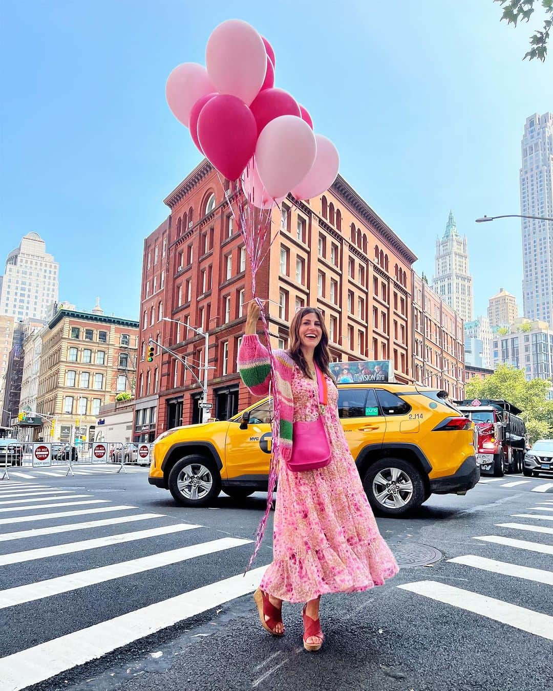 Ilana Wilesのインスタグラム：「So good to be back in NYC, living my regular life, dressing like I always do. Just kidding, this was for a cereal ad. But don’t tell the 200 women who said “hey Barbie” to me when they passed!」