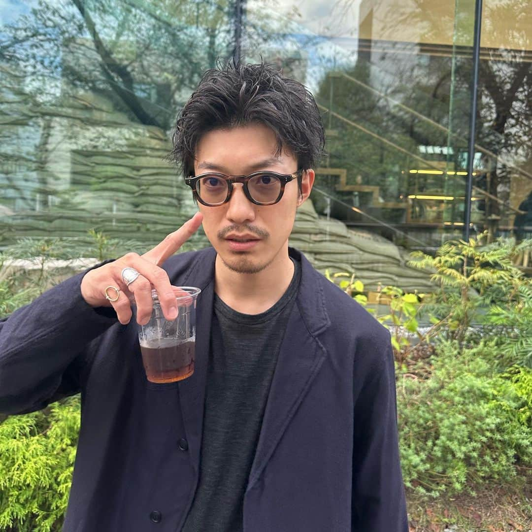 並木一樹さんのインスタグラム写真 - (並木一樹Instagram)「ネイビーの色気のあるウールシルクのセットアップ  インナーはバトナーのウールTシャツのグレーで品良く大人な感じに  服が楽しい季節がやって来た☺︎  jacket:COMOLI Knit: @batoner_japanmade  pants: COMOLI shoes: @jmwestonofficial  bag:NICENESS eyewear: @guepard_jp  @speakeasytokyo_official   #COMOLI#BATONER#セットアップ」9月14日 0時40分 - casi_namiki