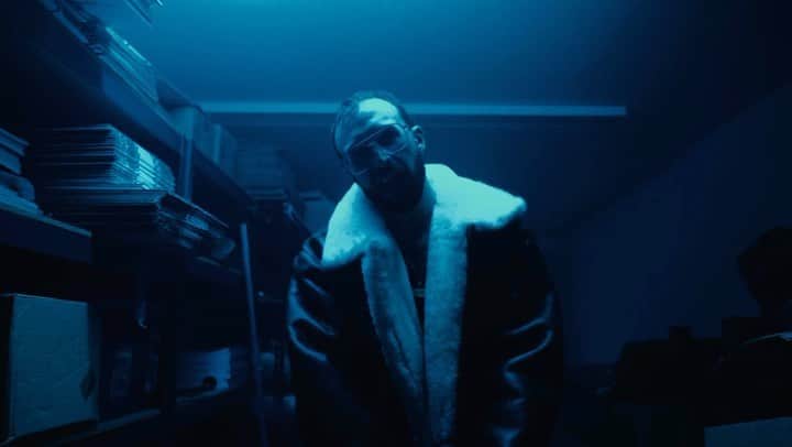 クリス・ウェビーのインスタグラム：「#GOTTI out now !!  If you aren’t brushed up on your mob history / classic mob shows and movies like Godfather Goodfellas and Sopranos then a lot of these bars are gunna go over your head. My fellow Italians know what I’m talkin about tho..  Shout to @lilmomozzarella for runnin the warehouse for me, guys a friend of ours. A good earner too. (Those suits fell off a truck, I swear) 🇮🇹🤌🏻🕸」