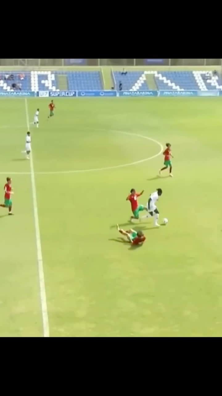 F2Freestylersのインスタグラム：「@gquenda07 avoiding 6 tackles to score for Portugal U17 last night! His @easportsfc dribbling stats must be up! 📈🤩💫  #1v1 #attacker #skills #football #soccer #dribbling」